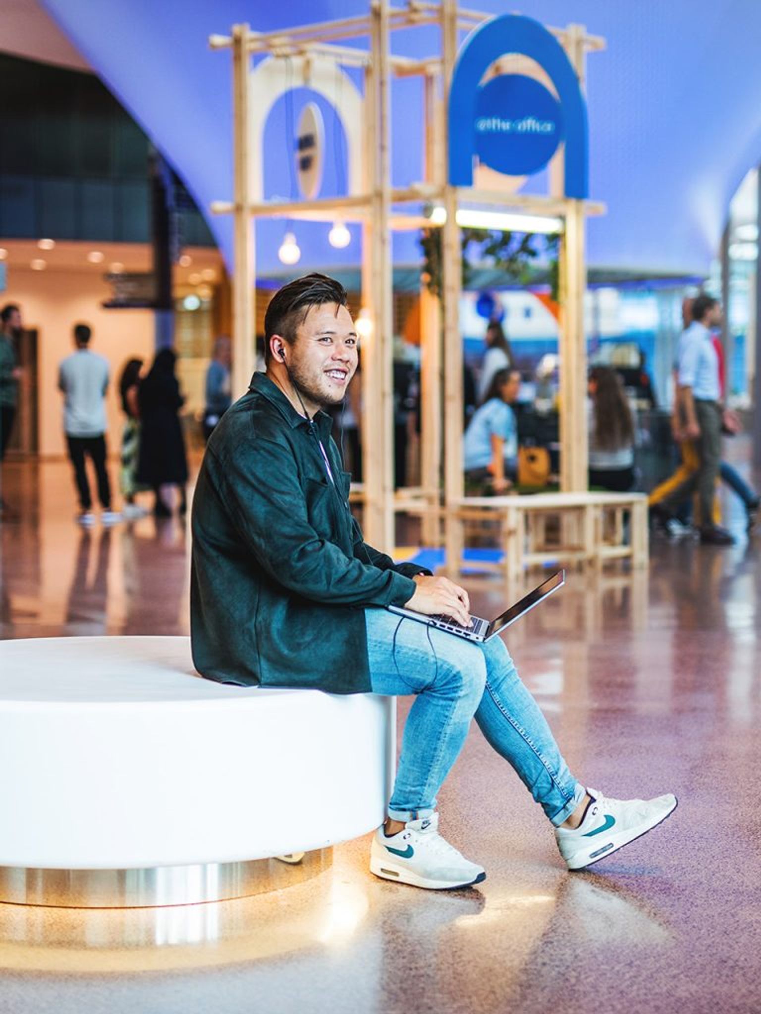 Young professional in het midden van Rabobank Utrecht kantoor