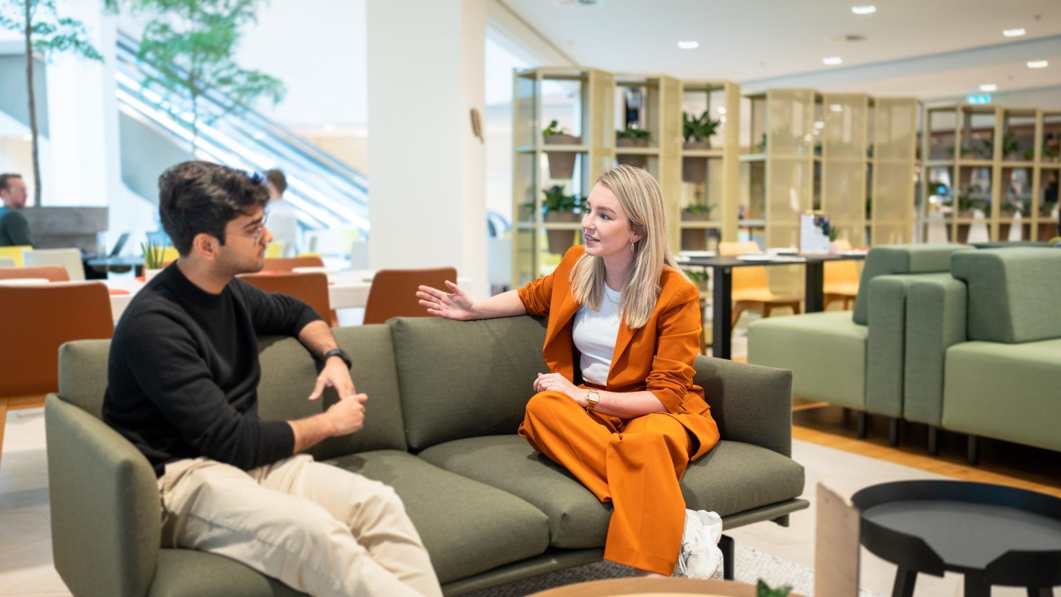 Two colleagues are sitting on a couch
