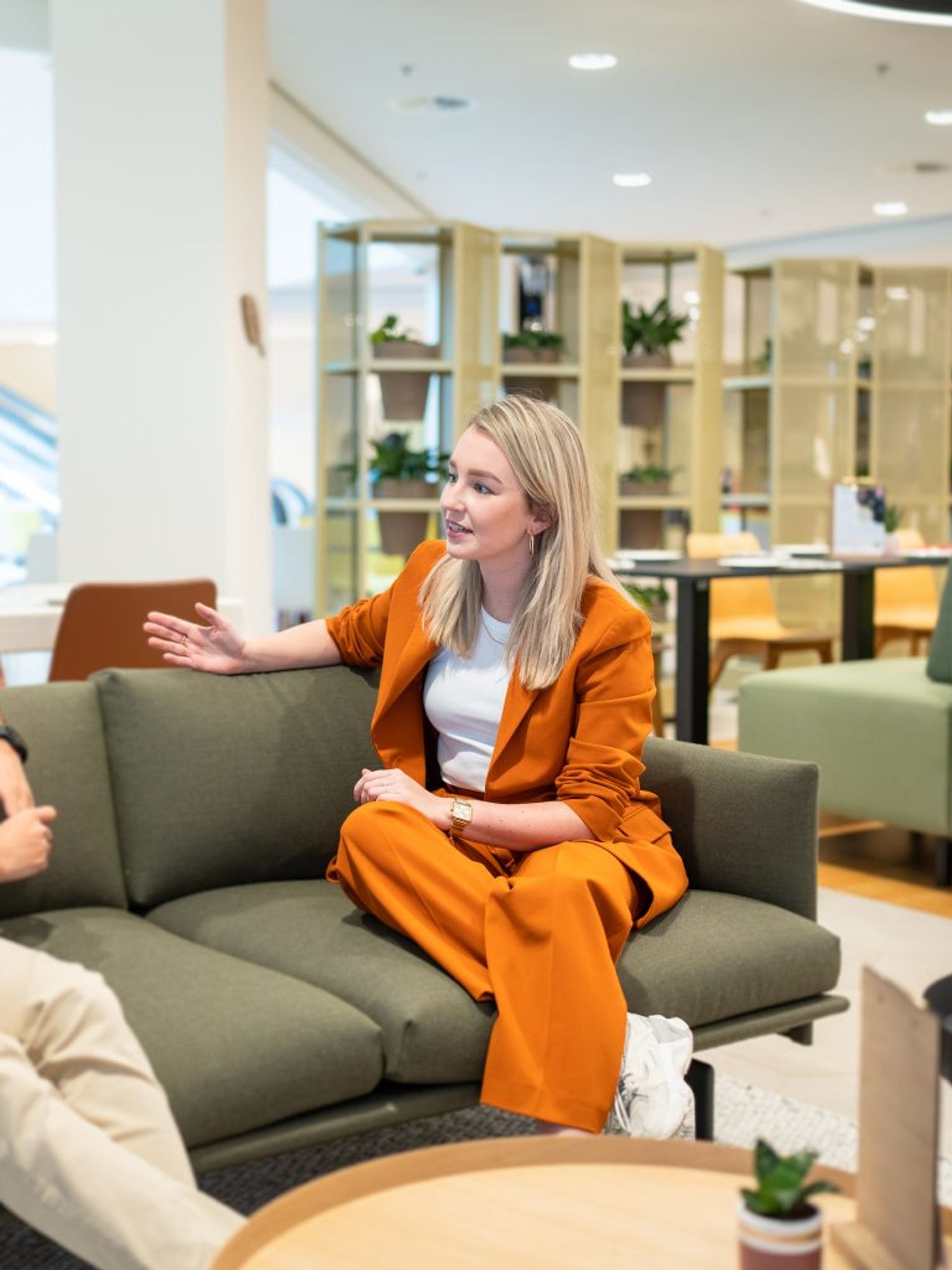 Twee collega's zitten op een bank