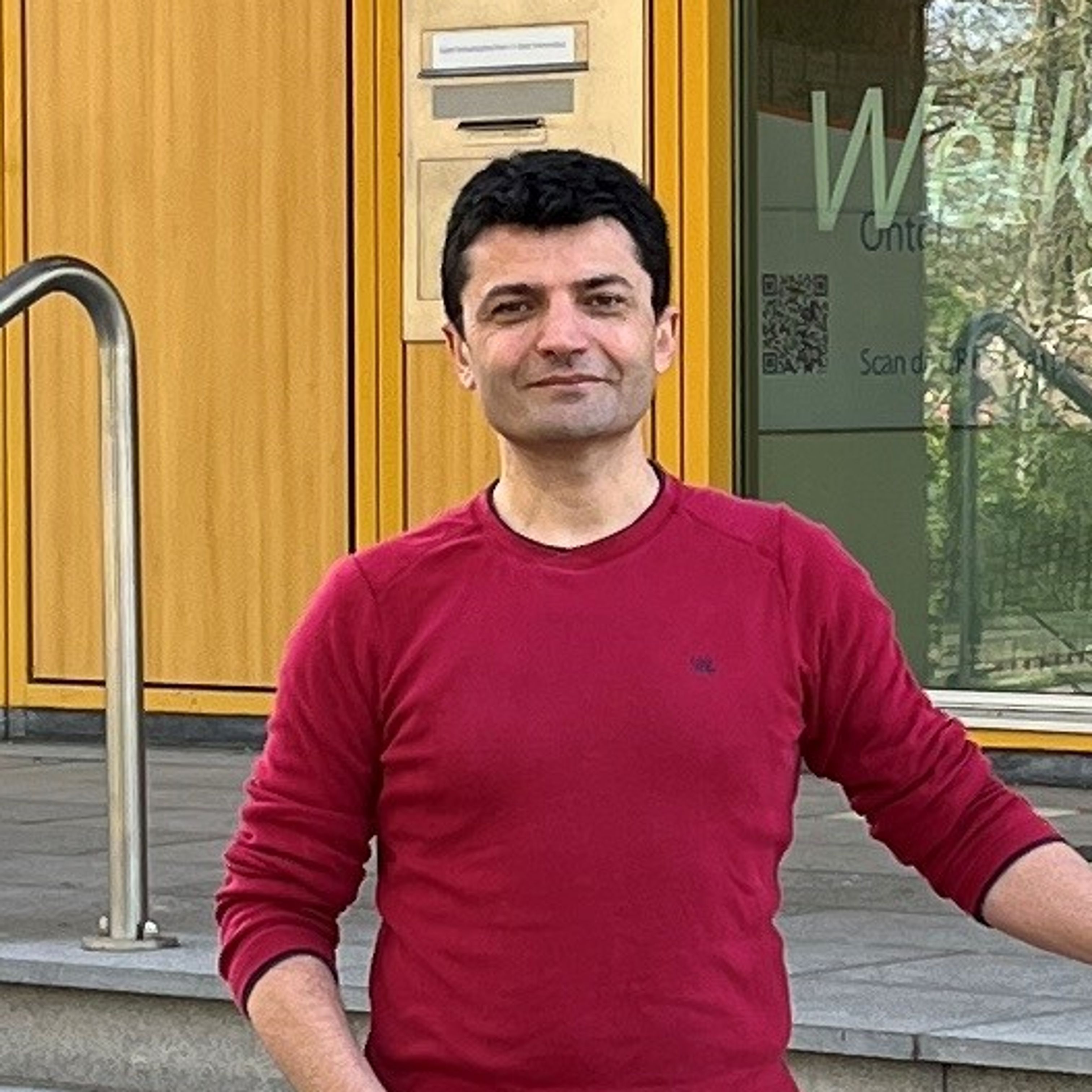 Sahin in front of a Rabobank office