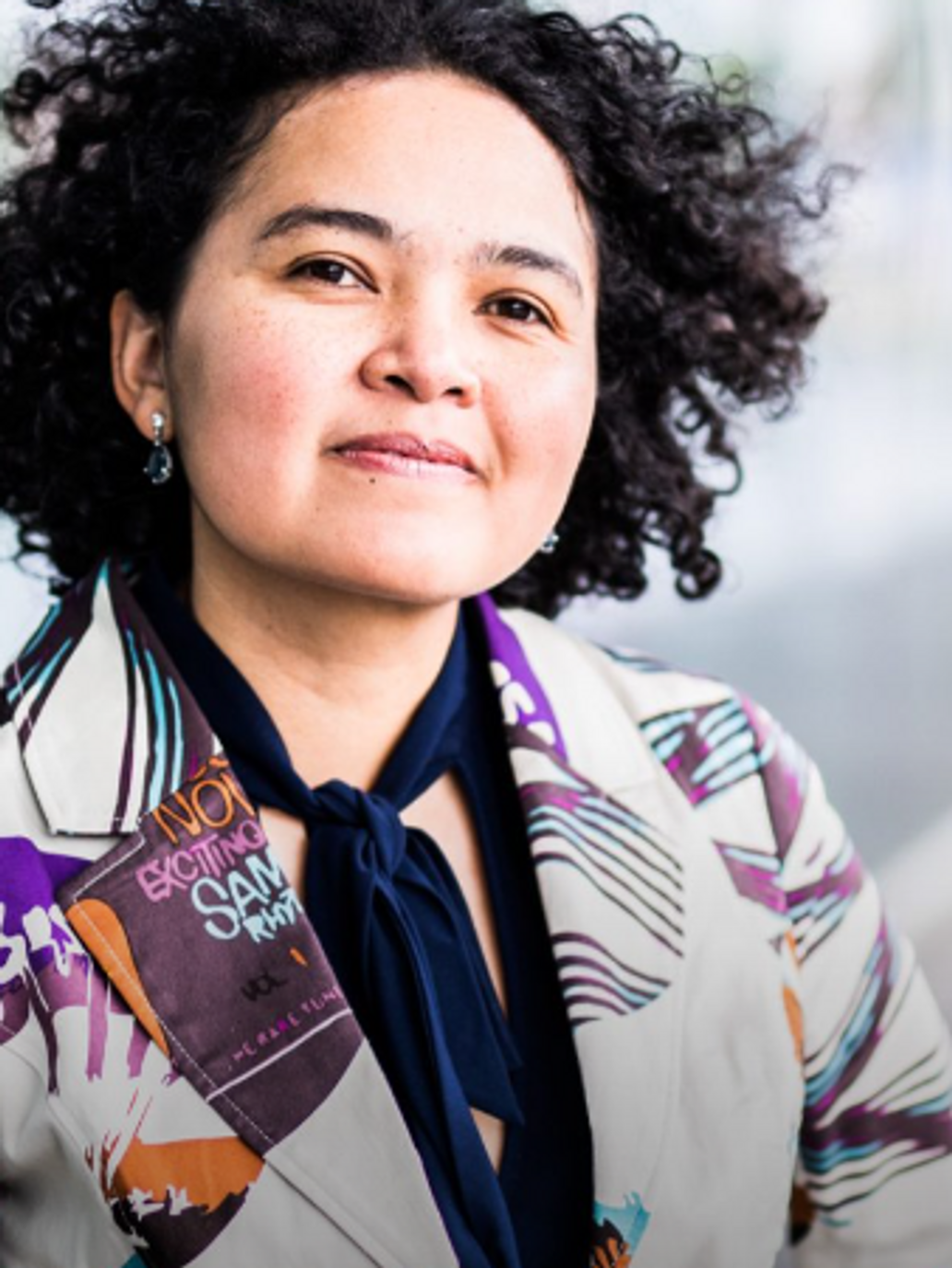 Vrouw kijkt zelfverzekerd in de camera