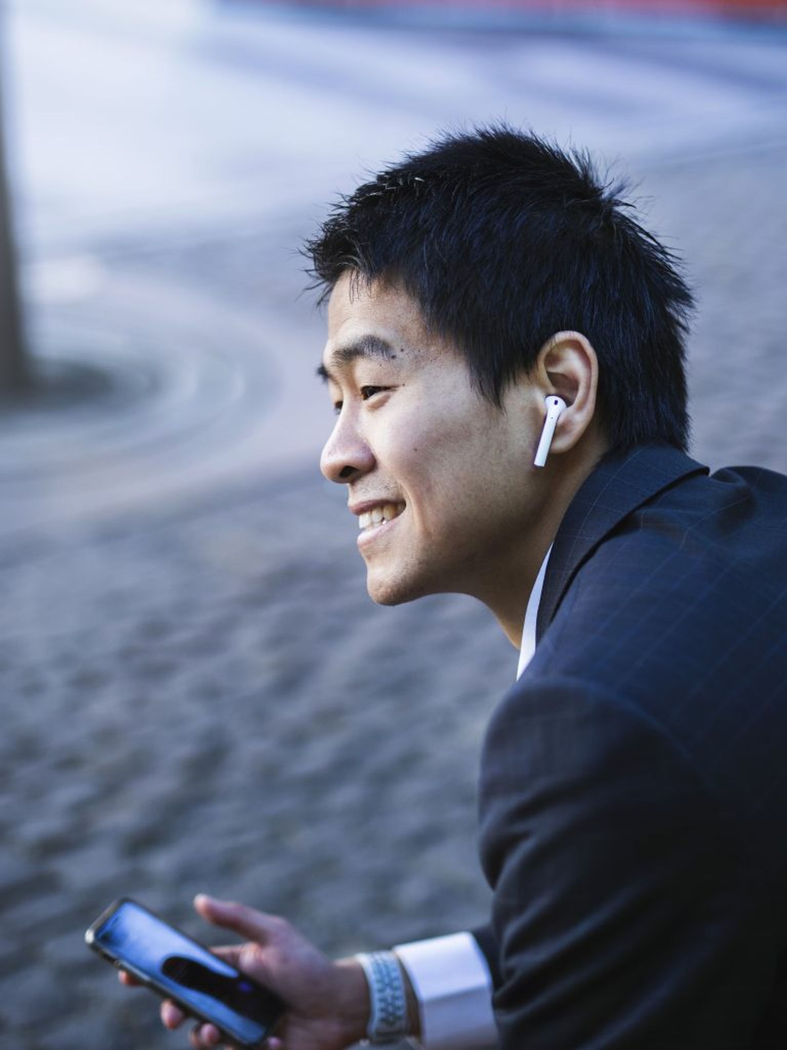 Man met oordopjes in, heeft telefoongesprek