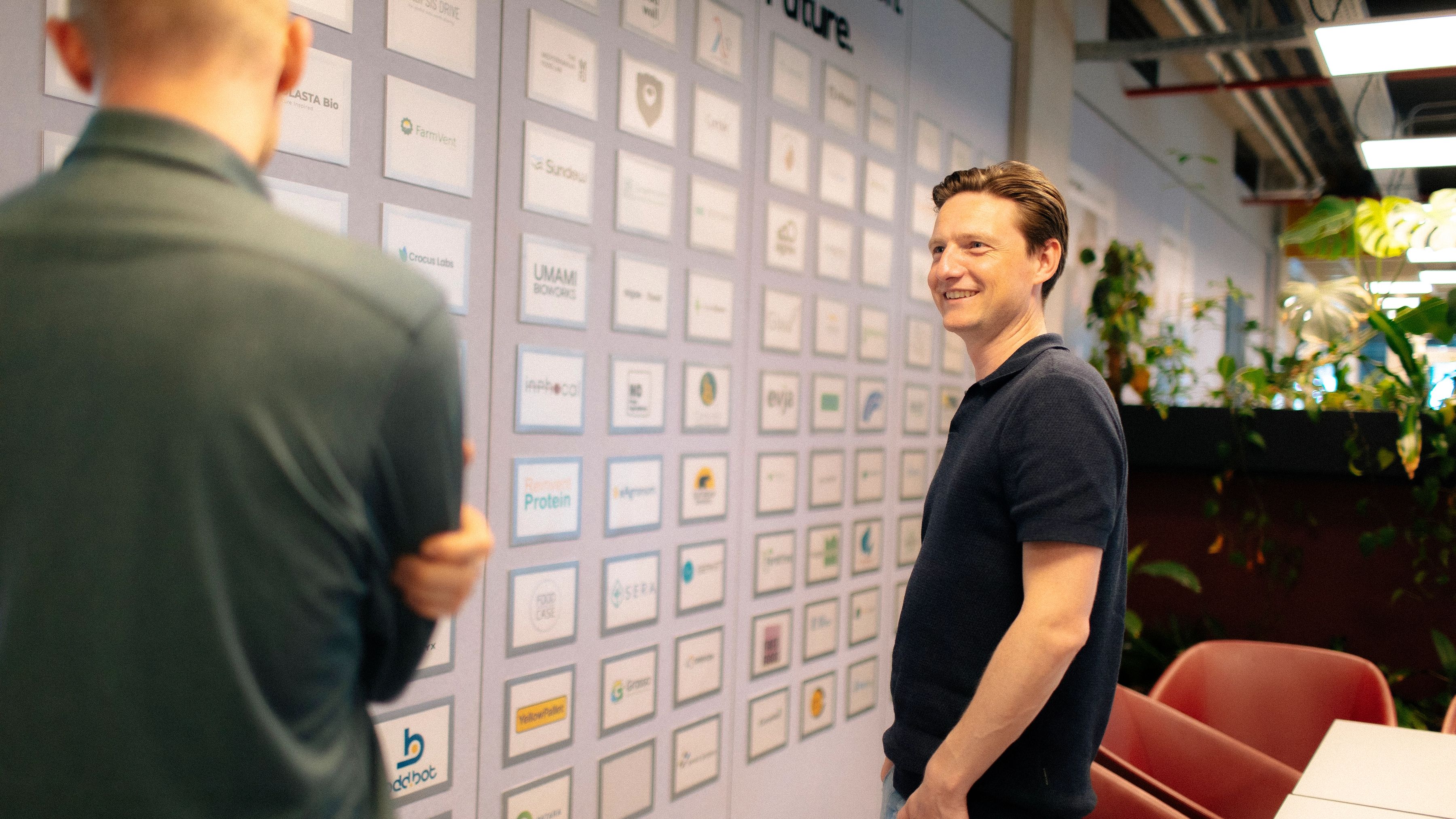 Man in front of a sponsorwall