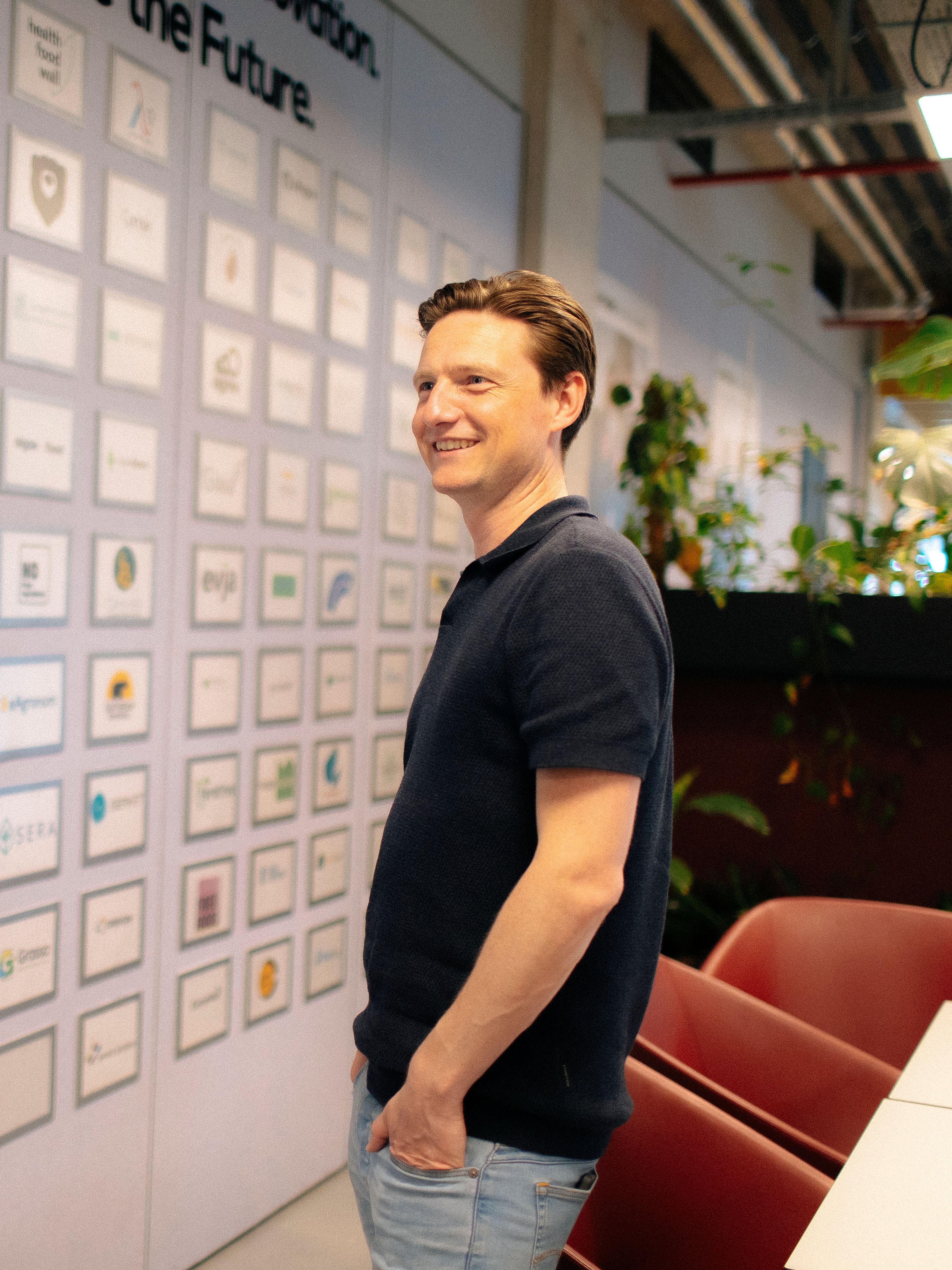 Man in front of a sponsorwall