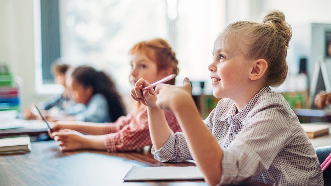 kinderen meedoen aan bank in de klas