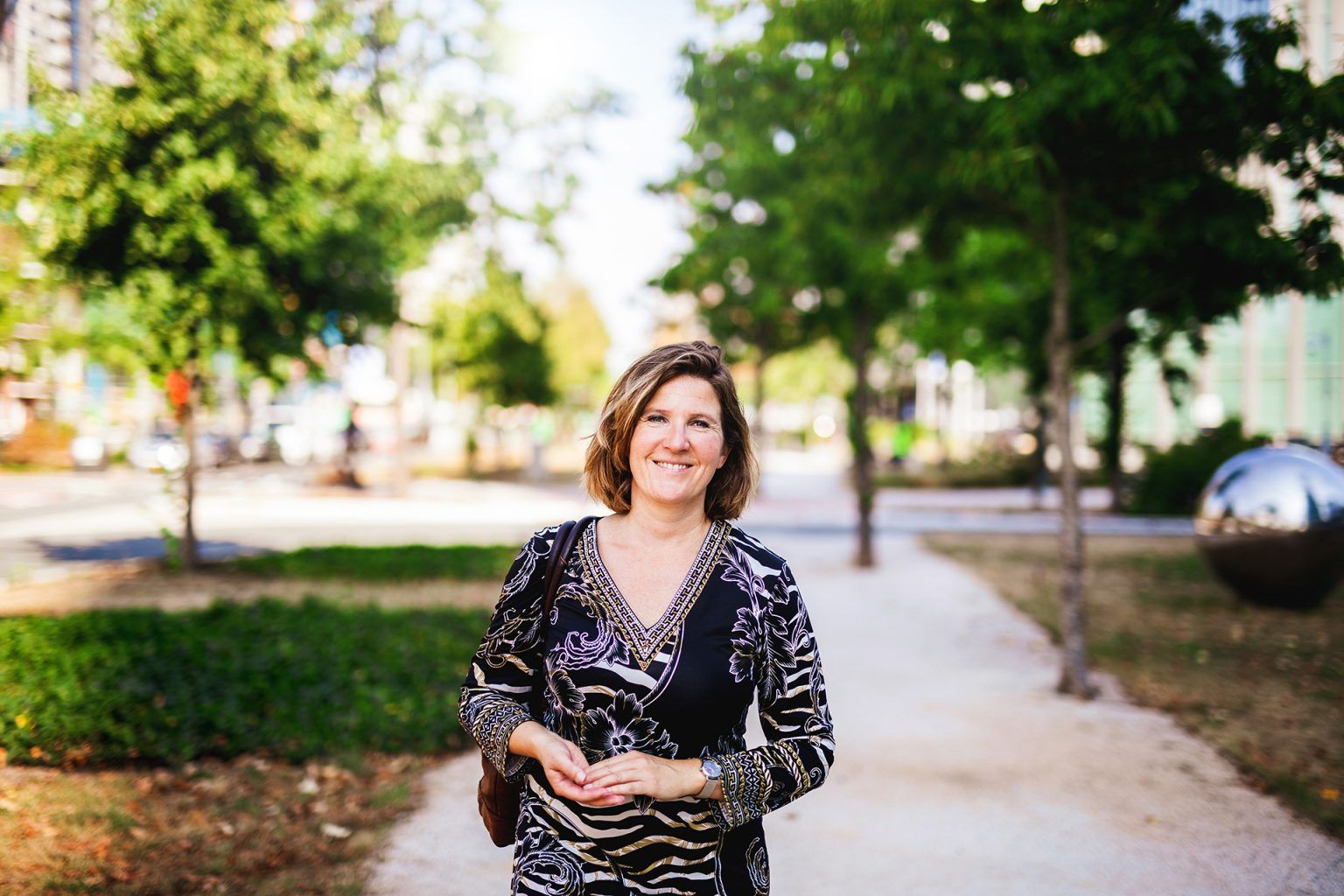Marleen poseert in tuin