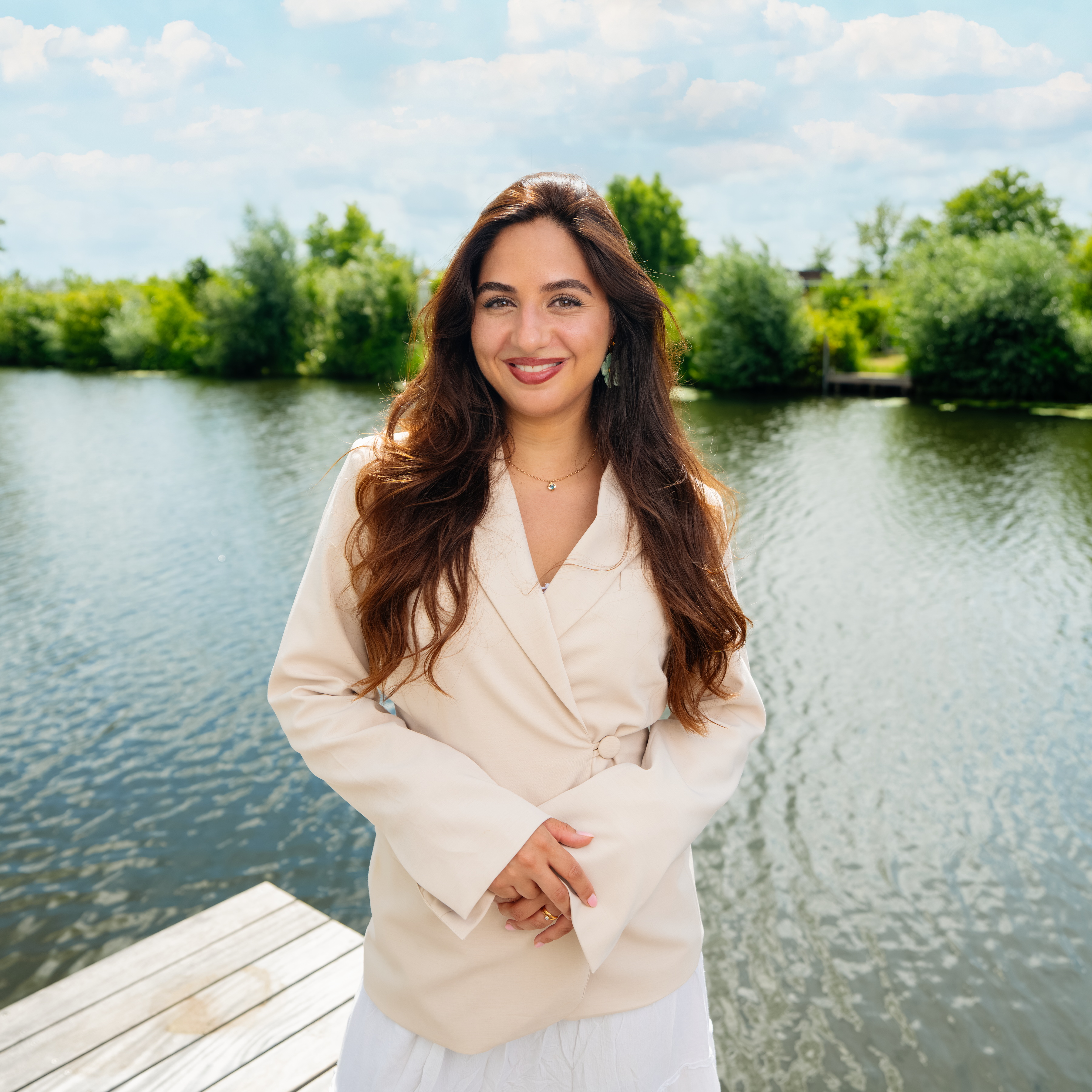 Glara poserend bij het water