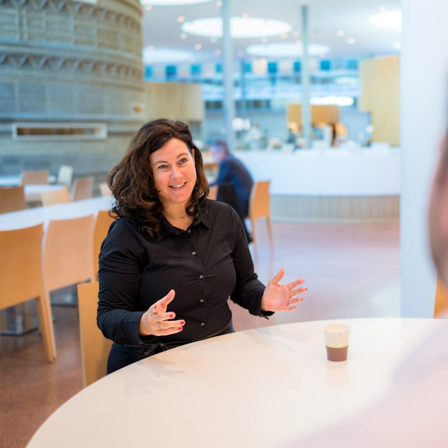 Vrouw in gesprek met man