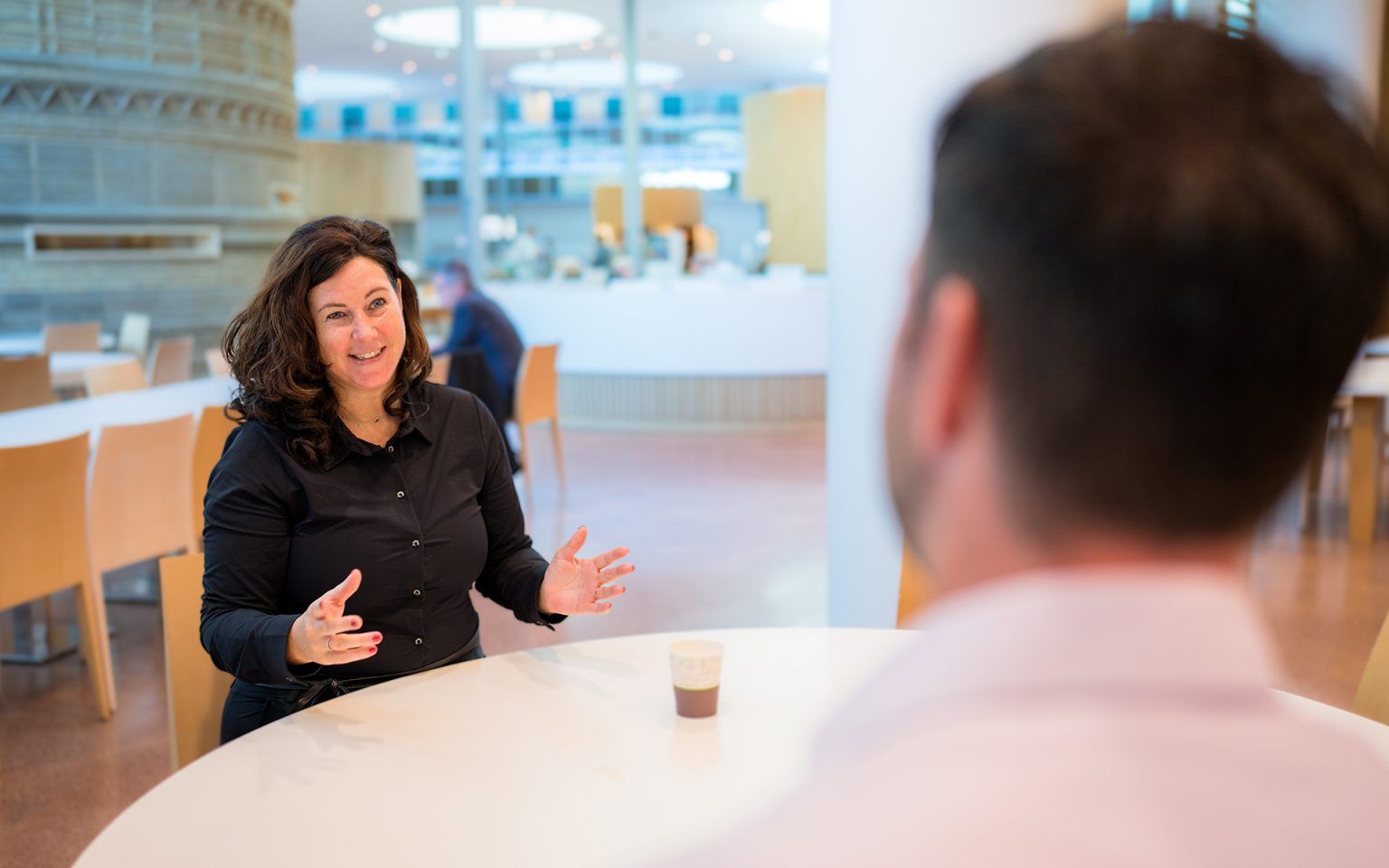 vrouw in gesprek met man