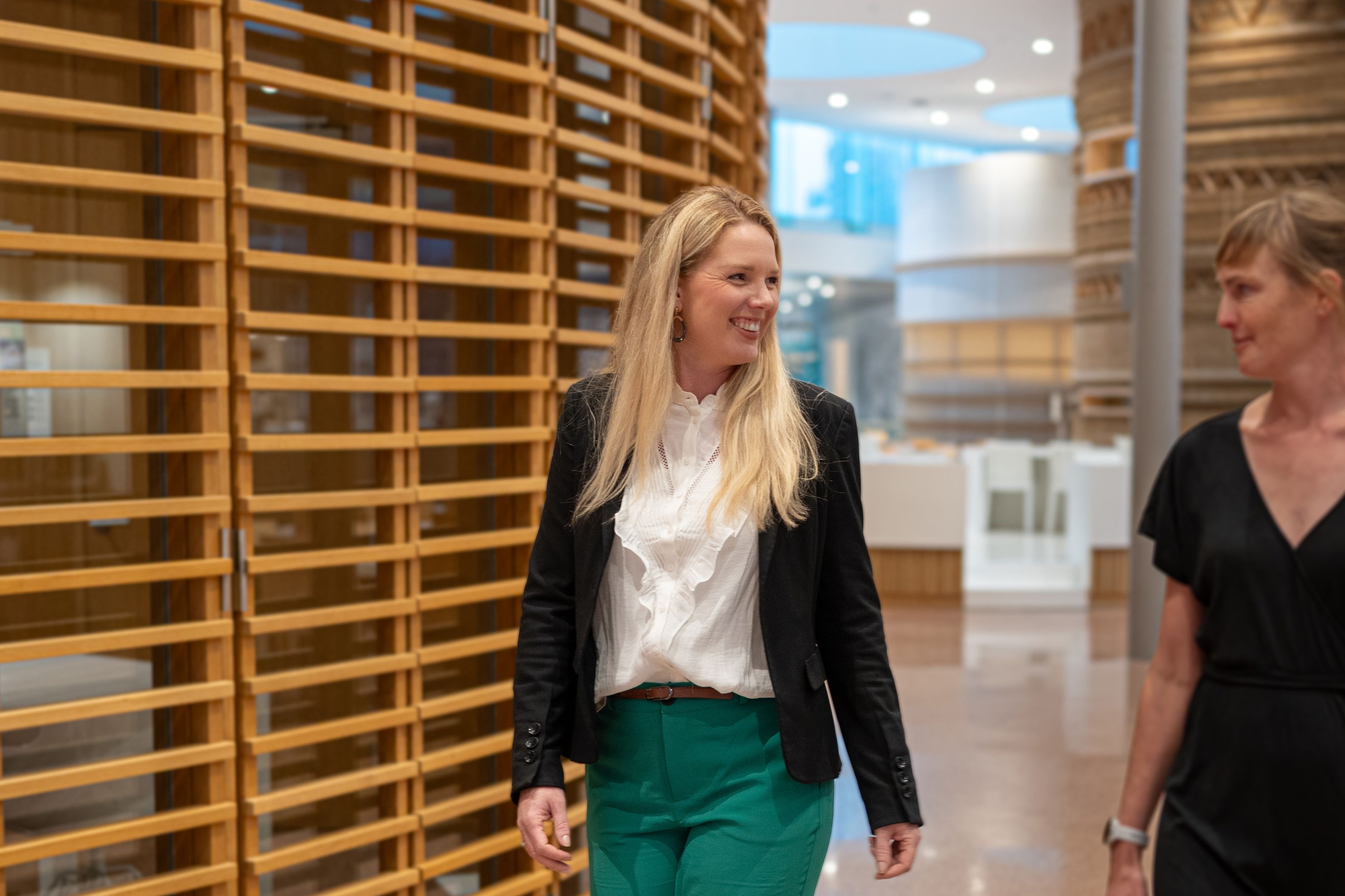 Stephanie Vrolijk (Transaction Banker) lopend met collega.