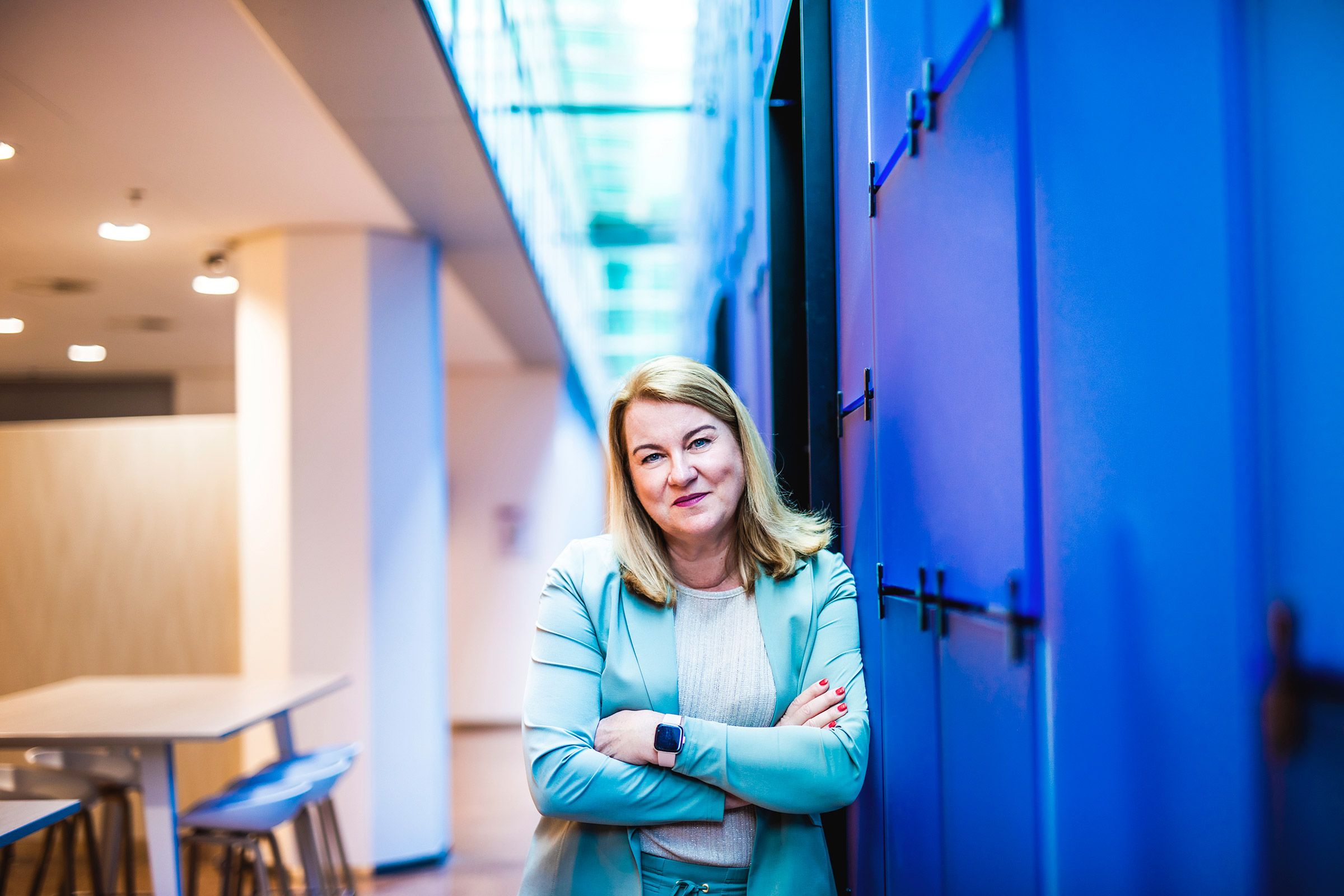 Monique met armen over elkaar poserend in Rabobank