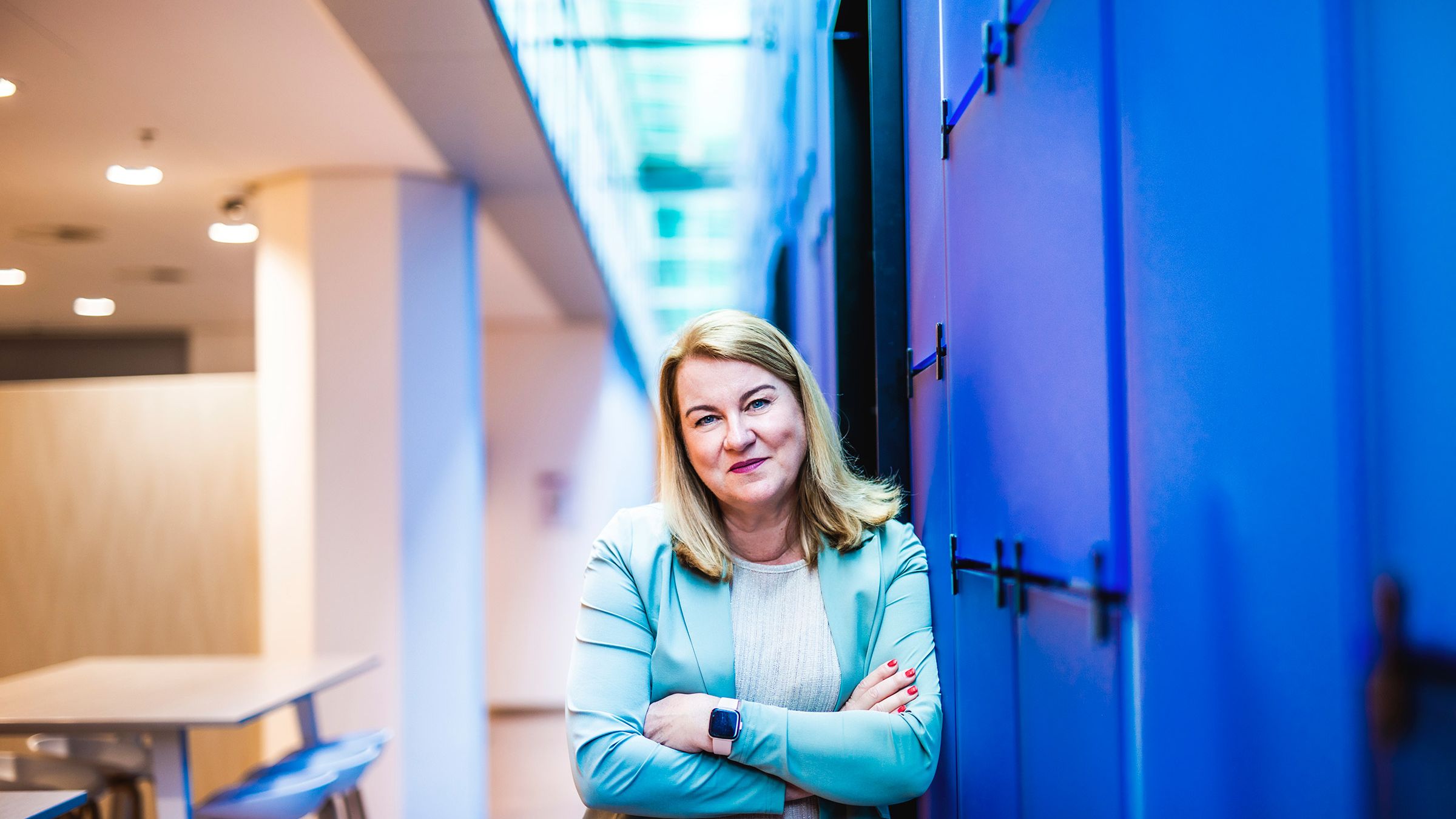 Monique met armen over elkaar poserend in Rabobank