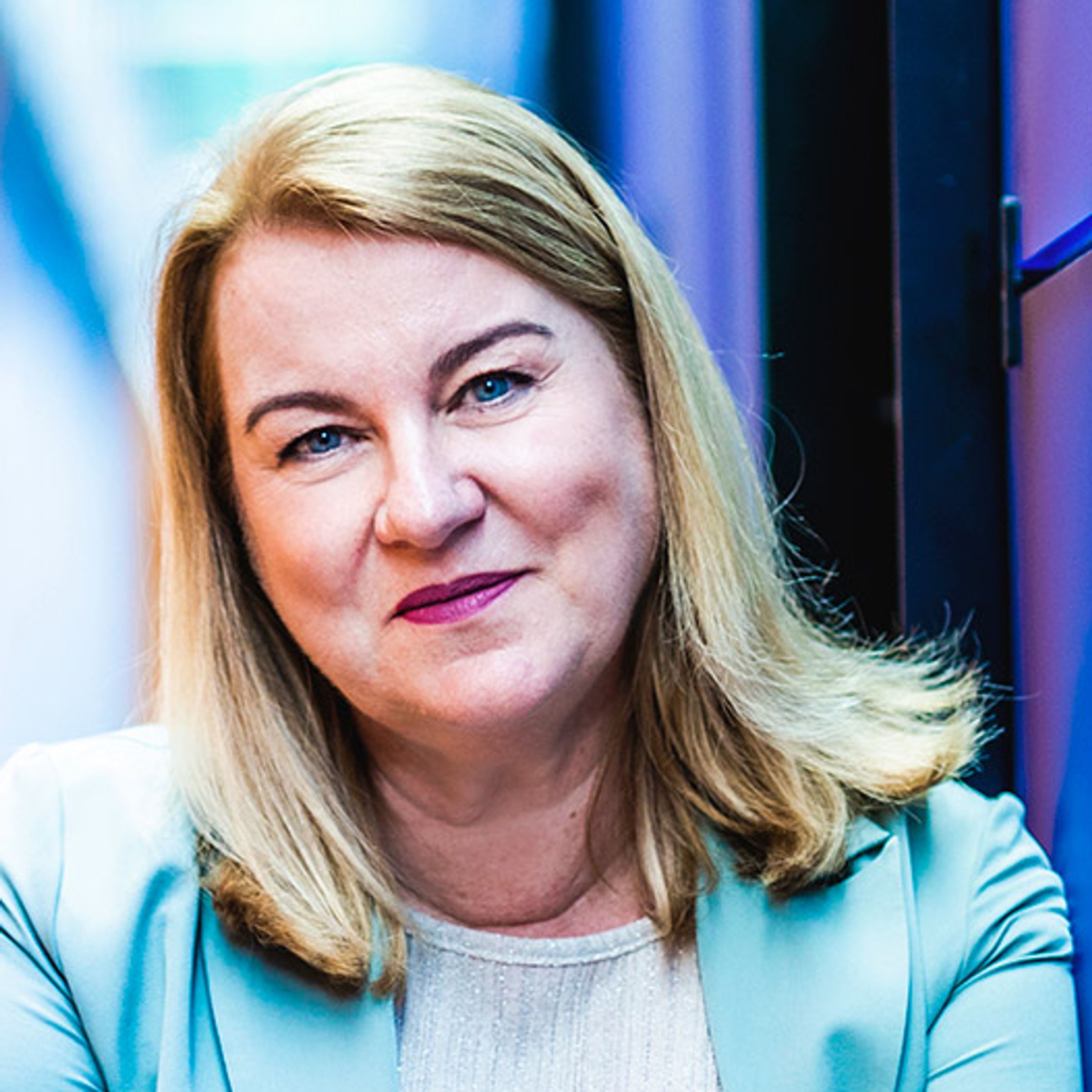 Monique poseert met armen over elkaar bij Rabobank