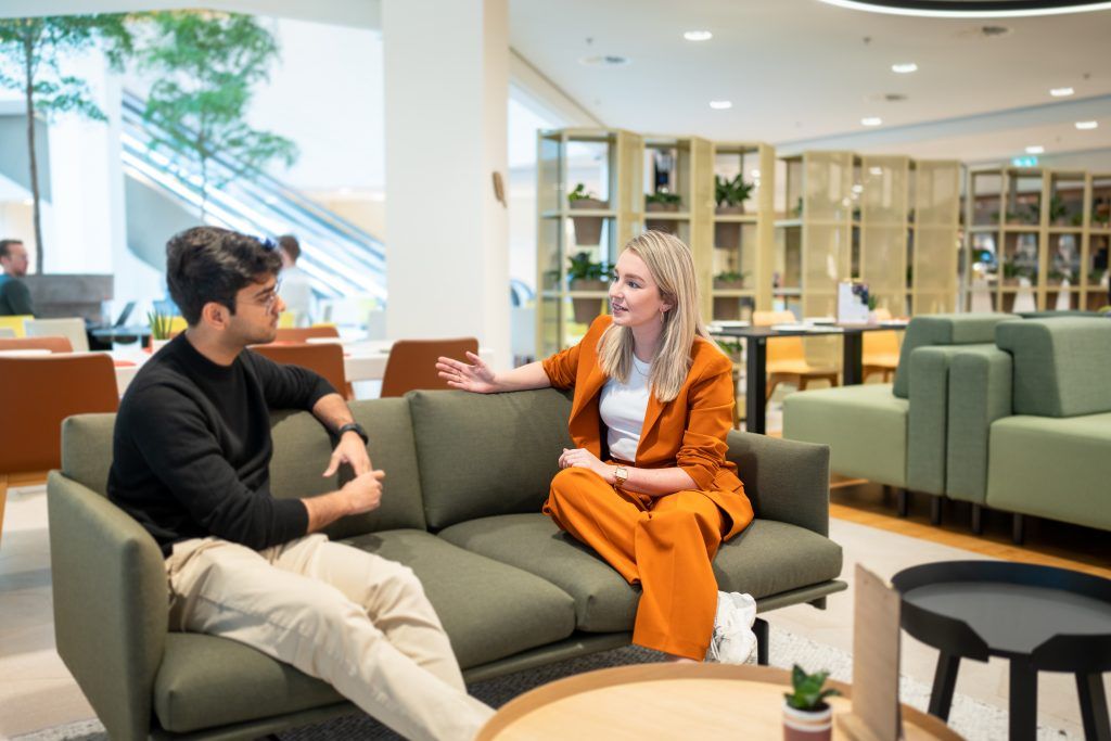 Britt heeft overleg met collega op bank