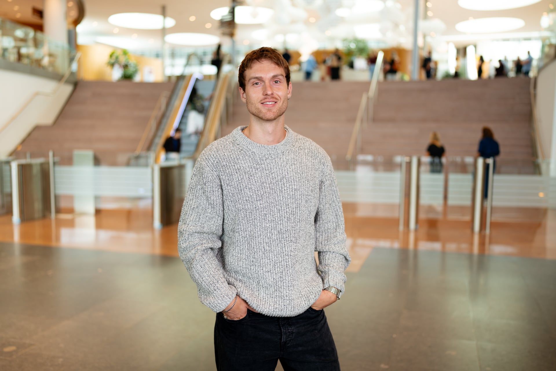 Jelle poseert in de bankhal