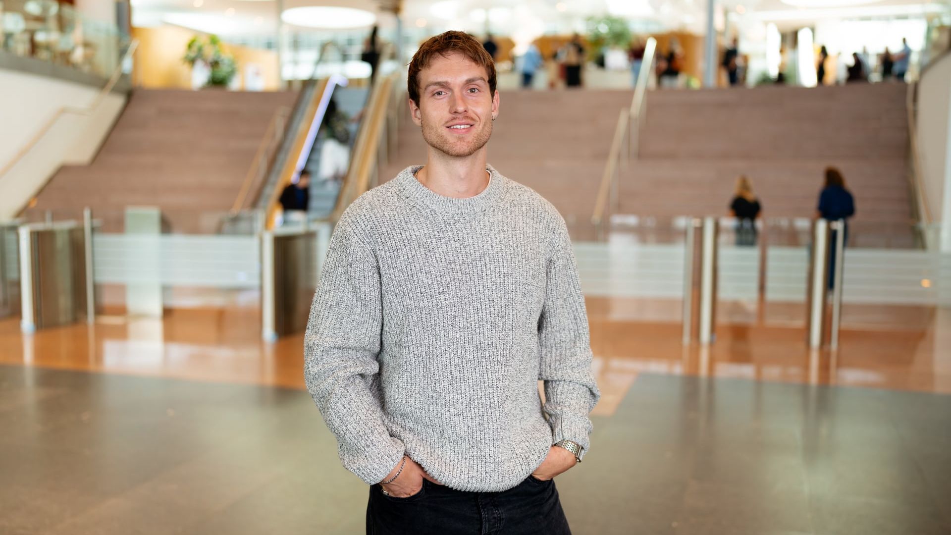 Jelle poseert in de bankhal