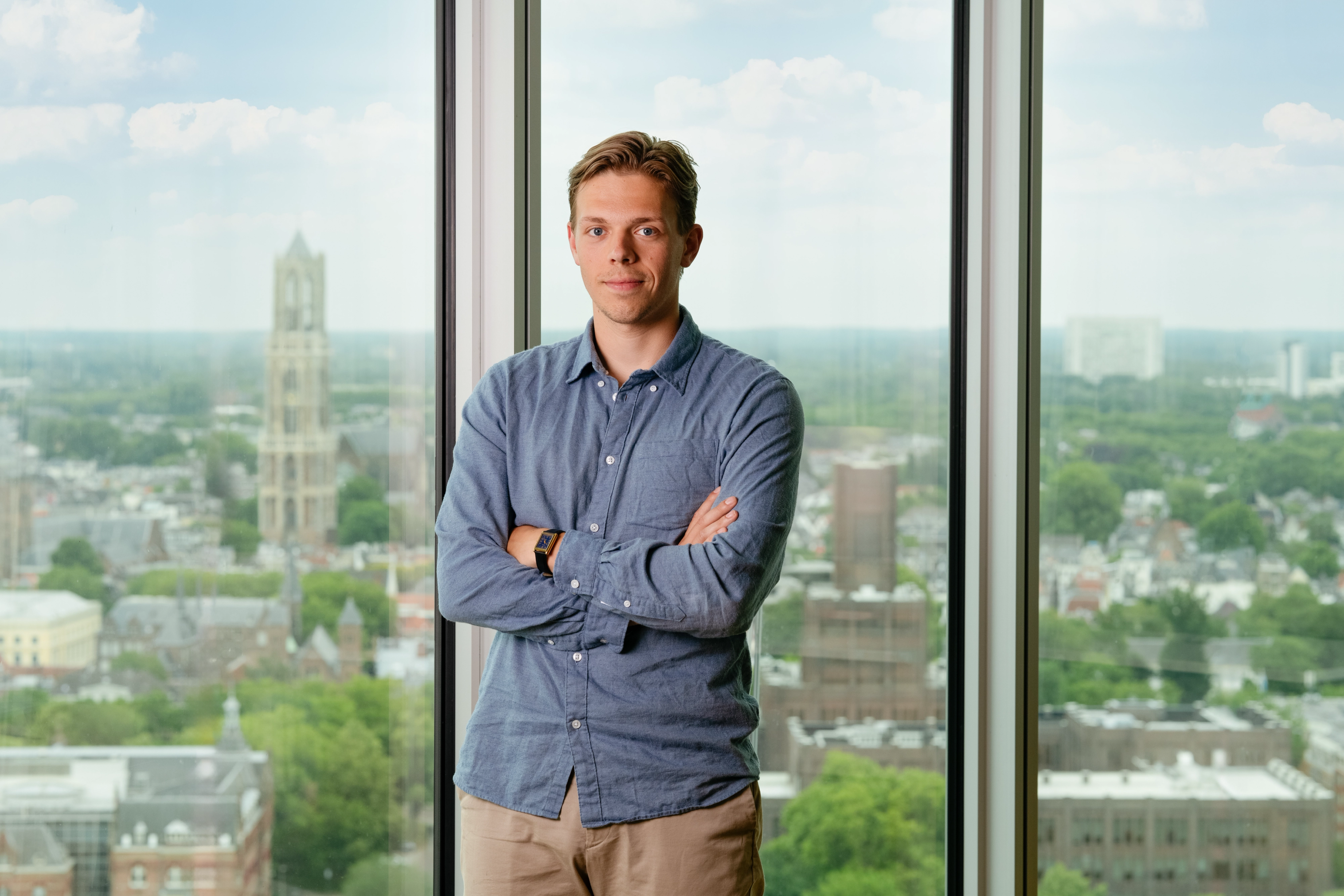 Jip poserend bij het Rabobank raam