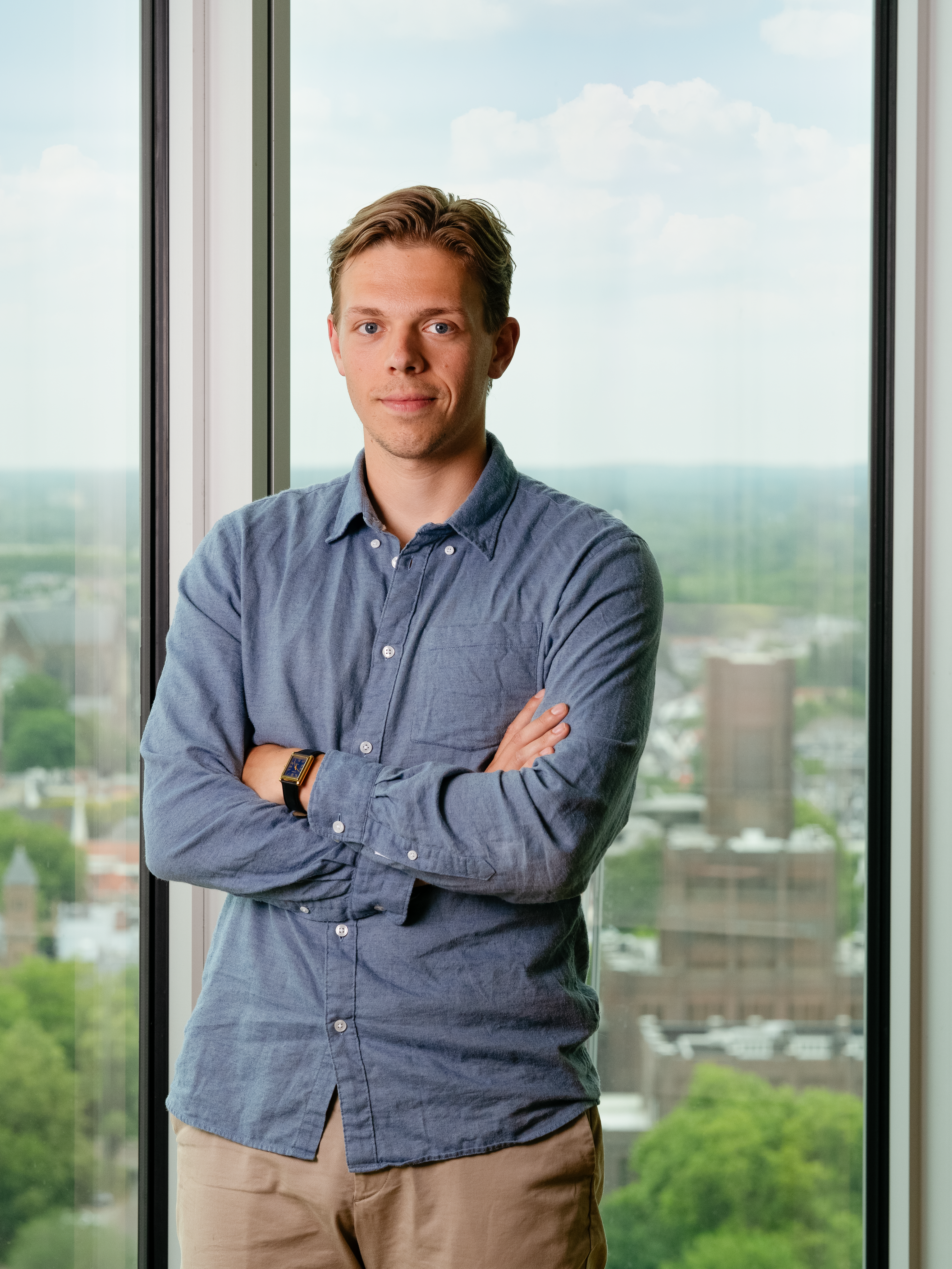 Jip poserend bij het Rabobank raam