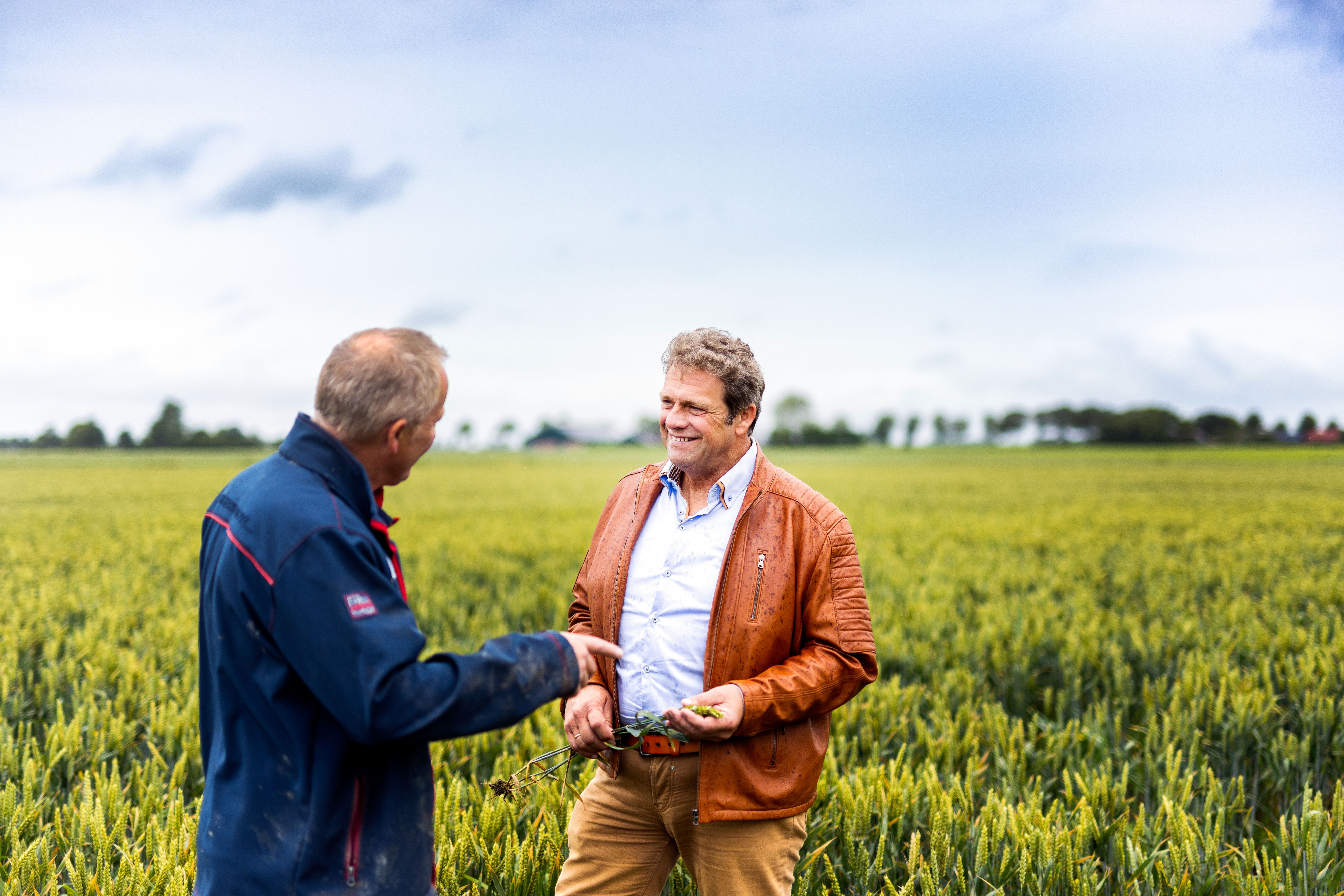 Collega Alex in gesprek met een boer