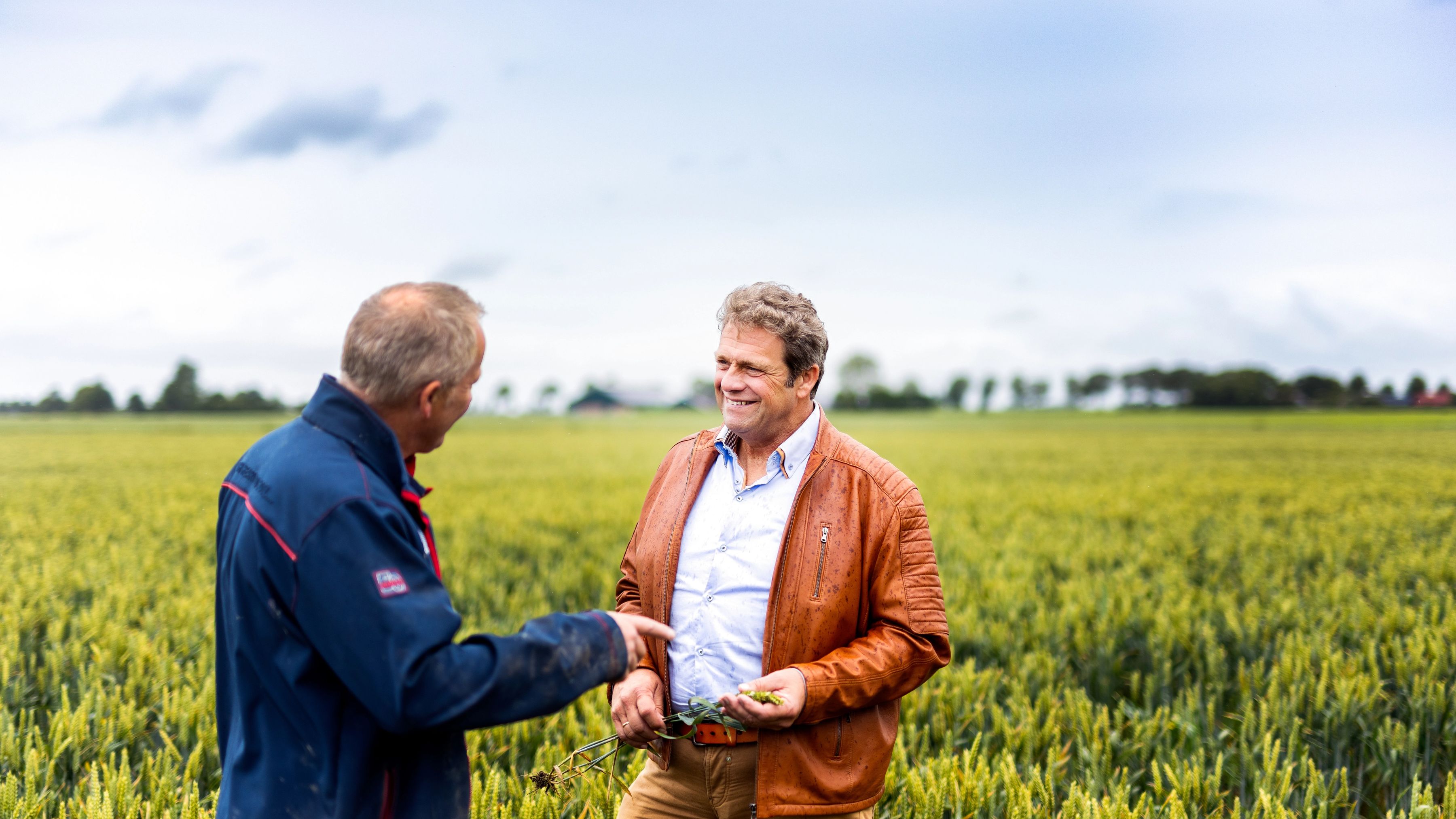 Collega Alex in gesprek met een boer