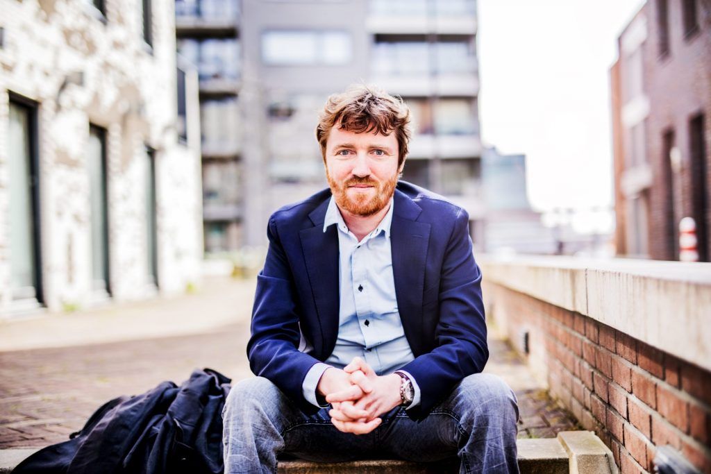 Mannelijke collega kijkt in camera