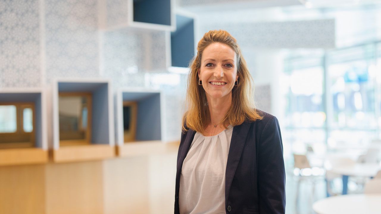 Vrouw kijkt in camera