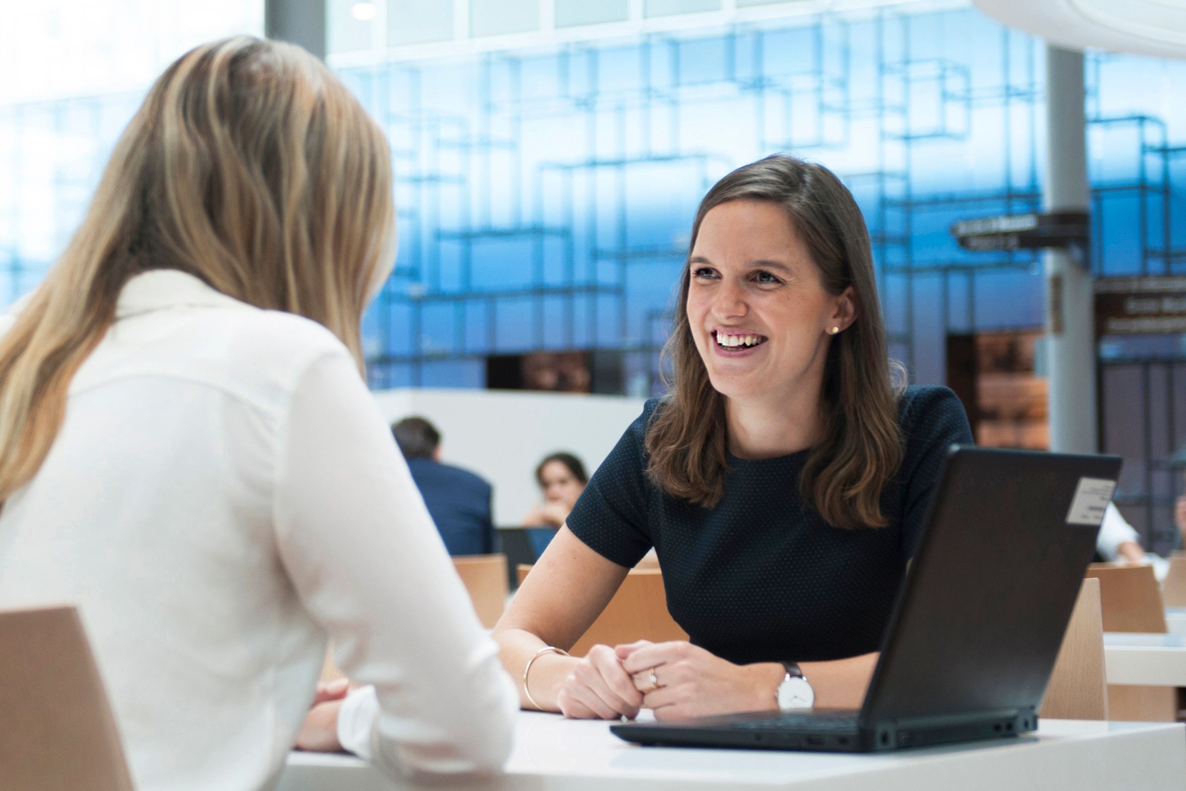 Twee vrouwen in gesprek bij Rabobank