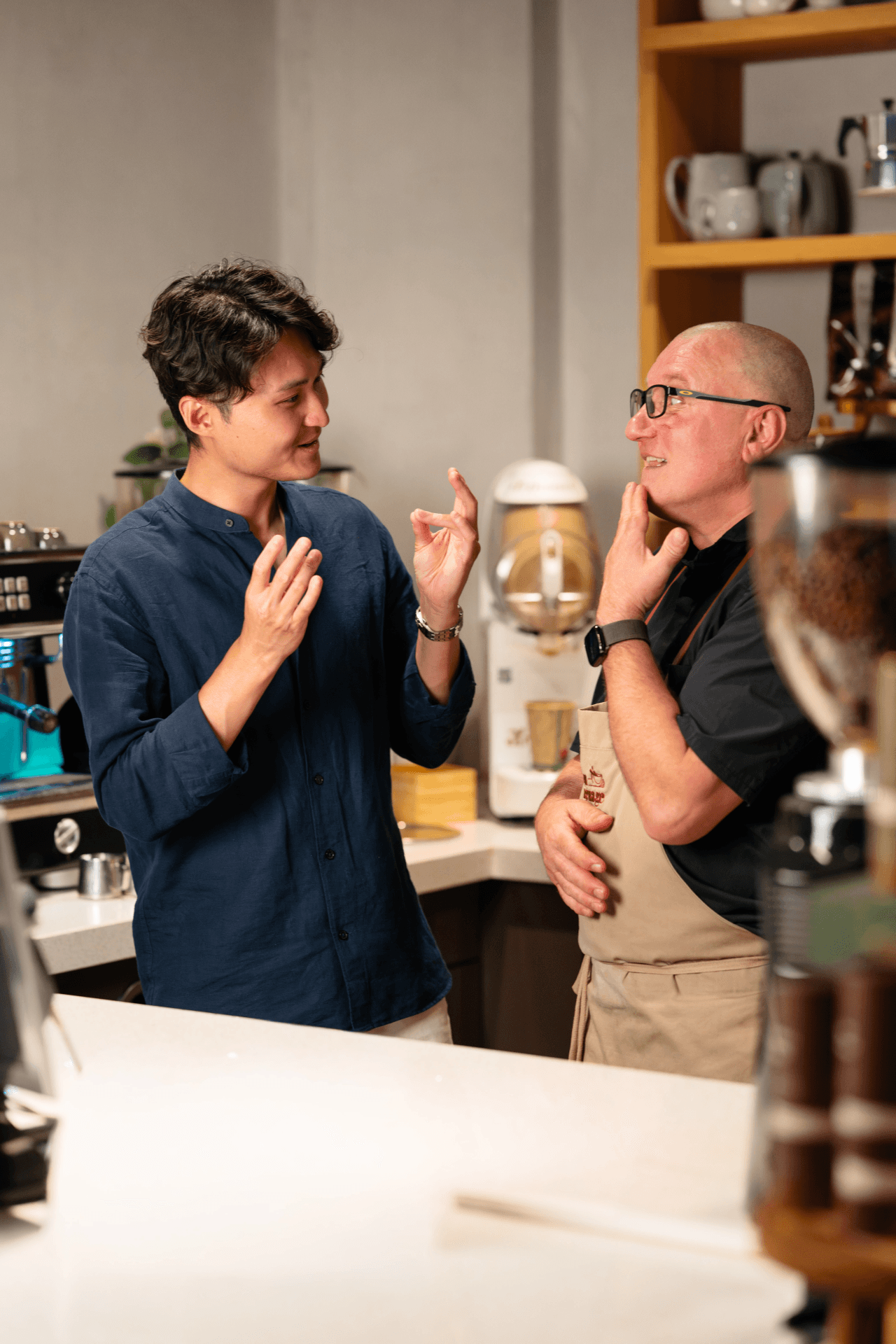 Rabobank collega besteld koffie met gebarentaal