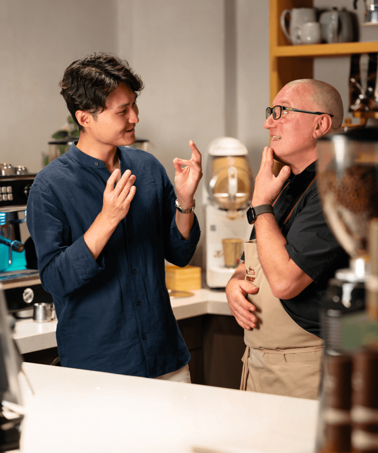 Rabobank collega besteld koffie met gebarentaal