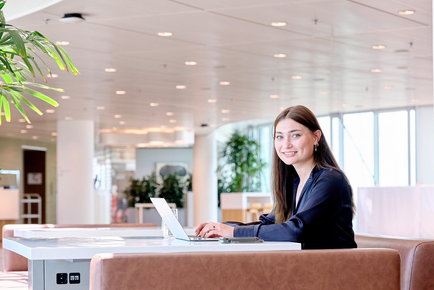 Vrouw op kantoor achter laptop