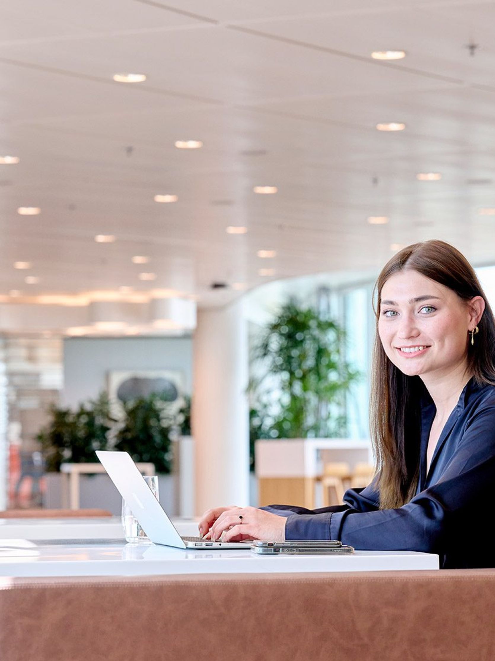 Vrouw op kantoor achter laptop
