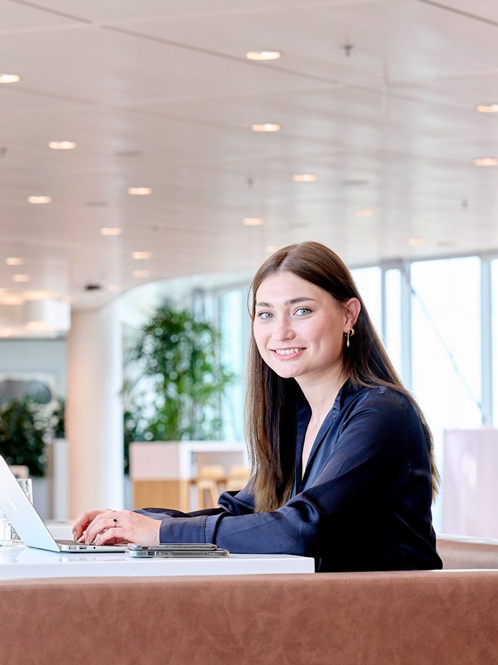 Vrouw op kantoor achter laptop