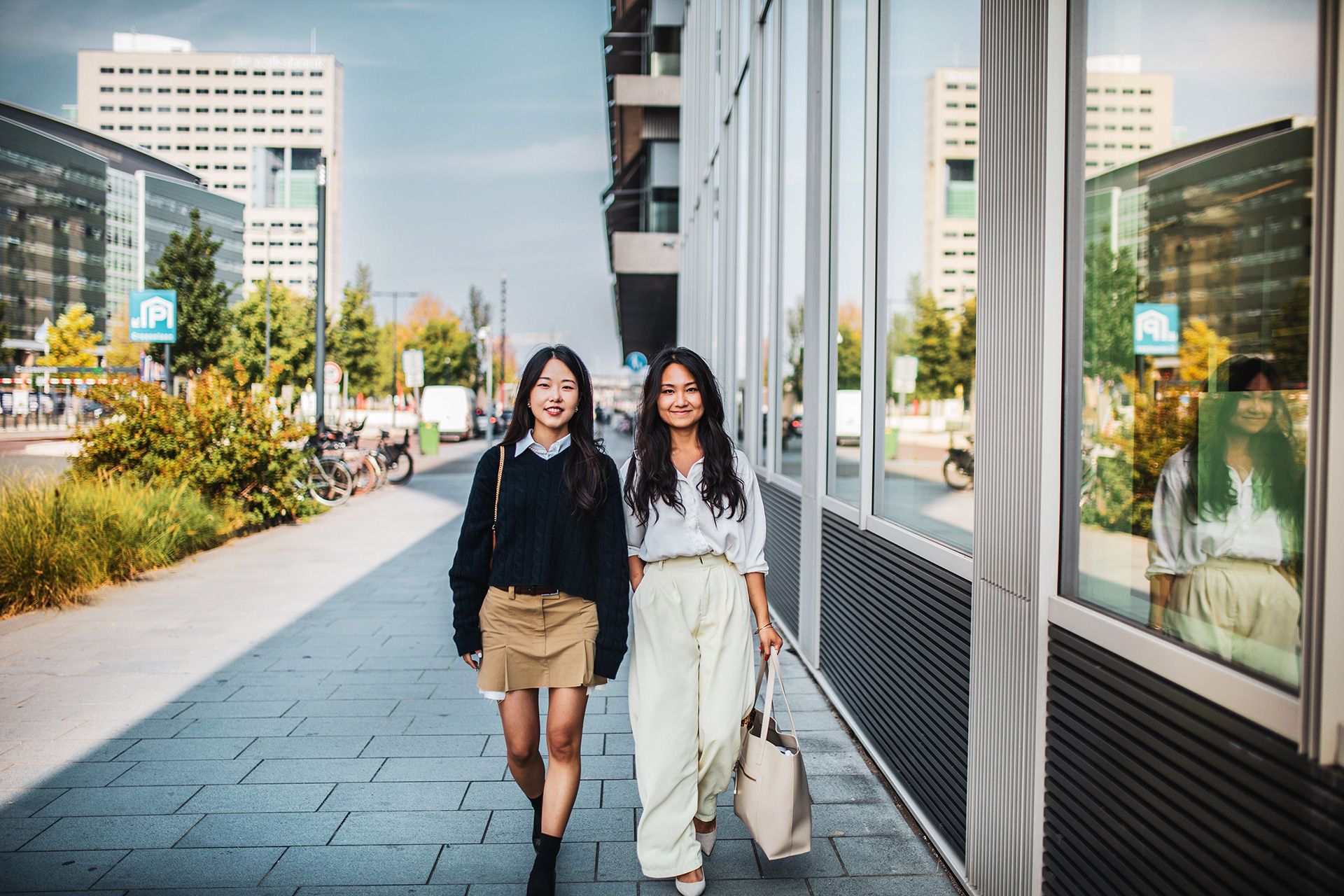 Twee jonge vrouwen lopen