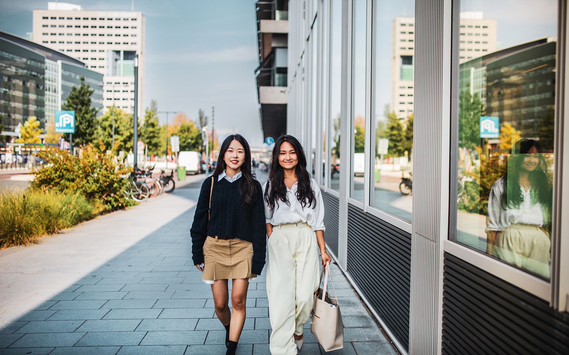 Young professionals die met elkaar in gesprek zijn