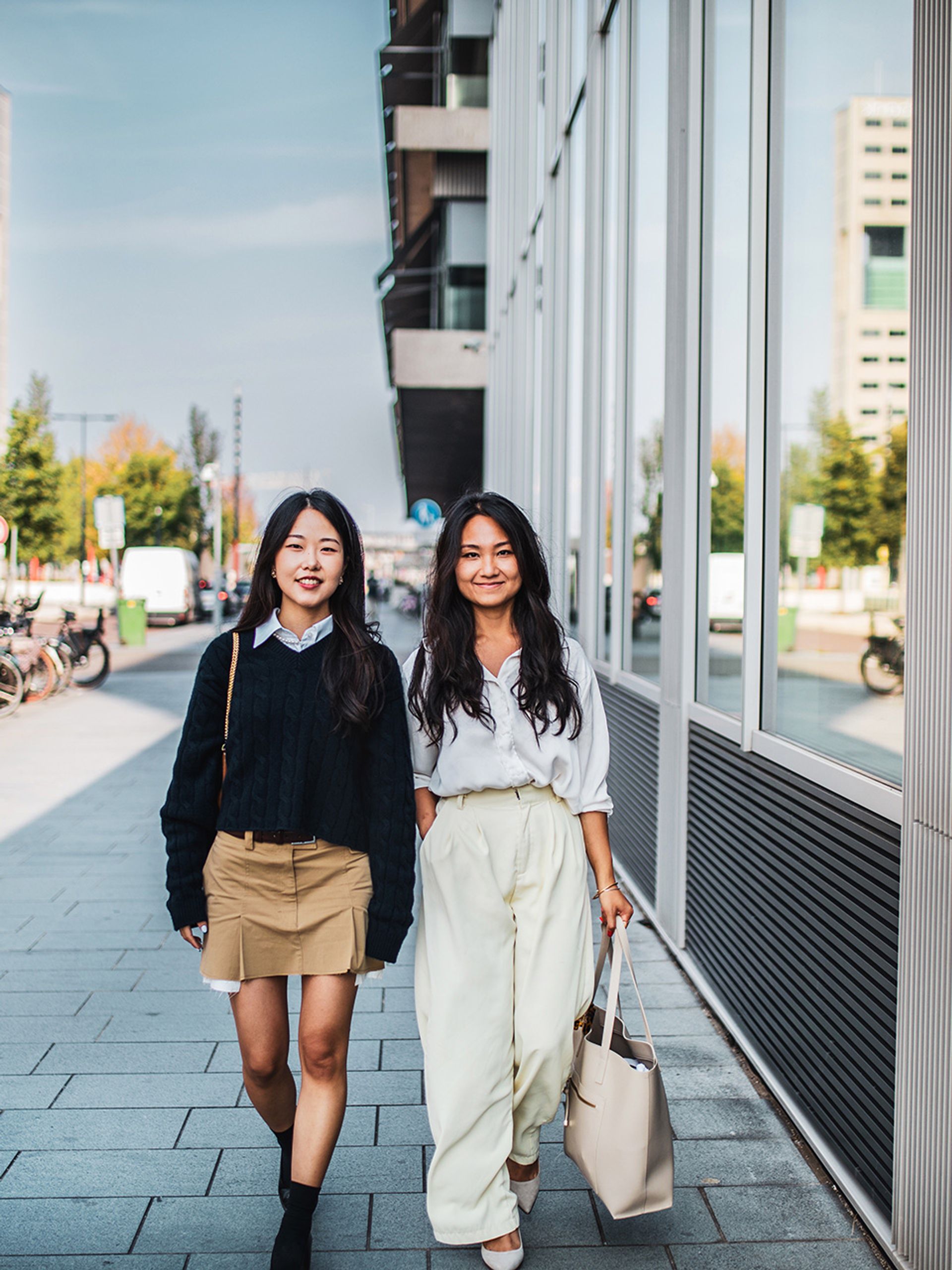 Twee jonge vrouwen lopen