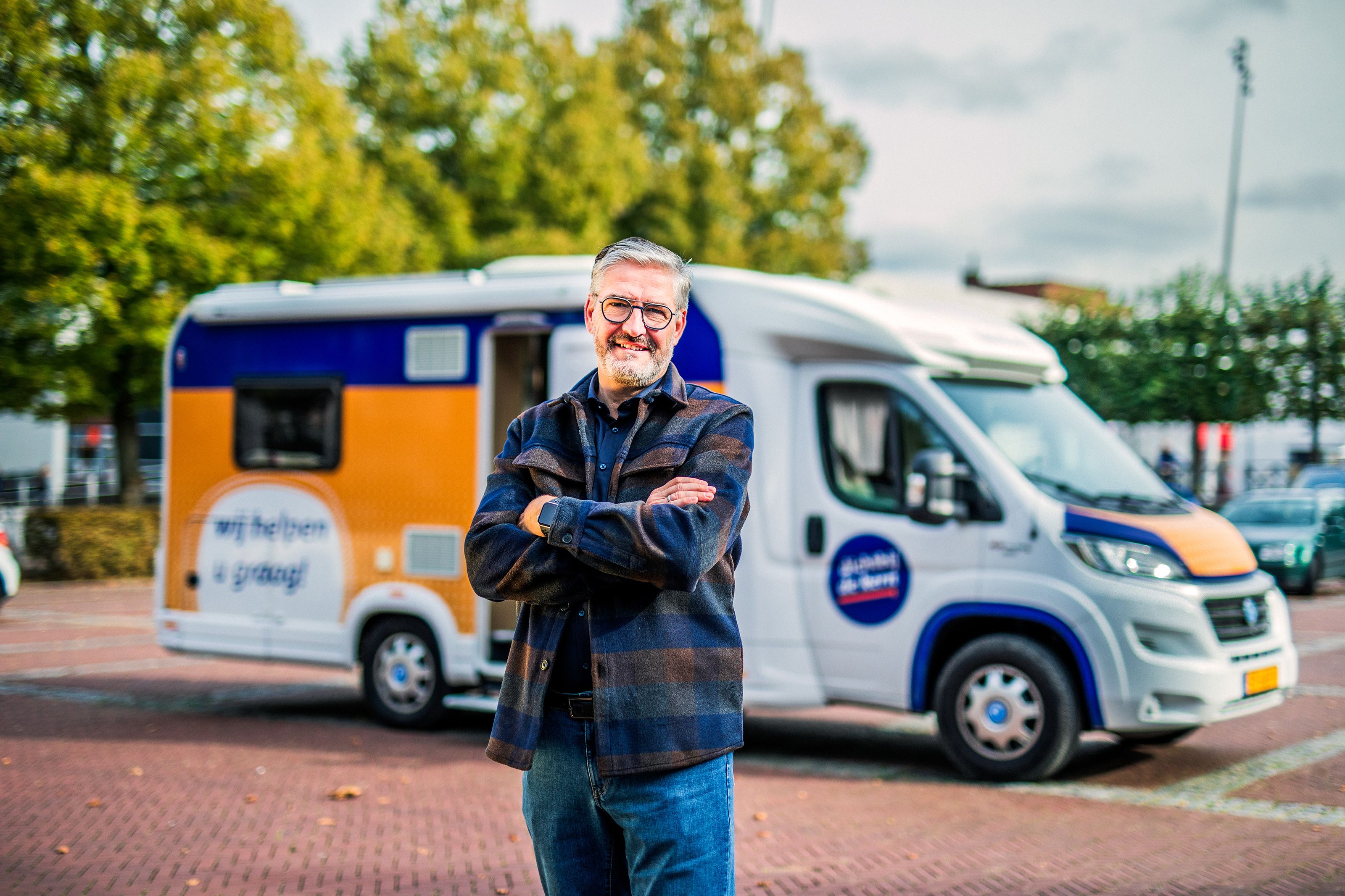 Rob Haane staat voor de bus van de Mobiele Bankservice.