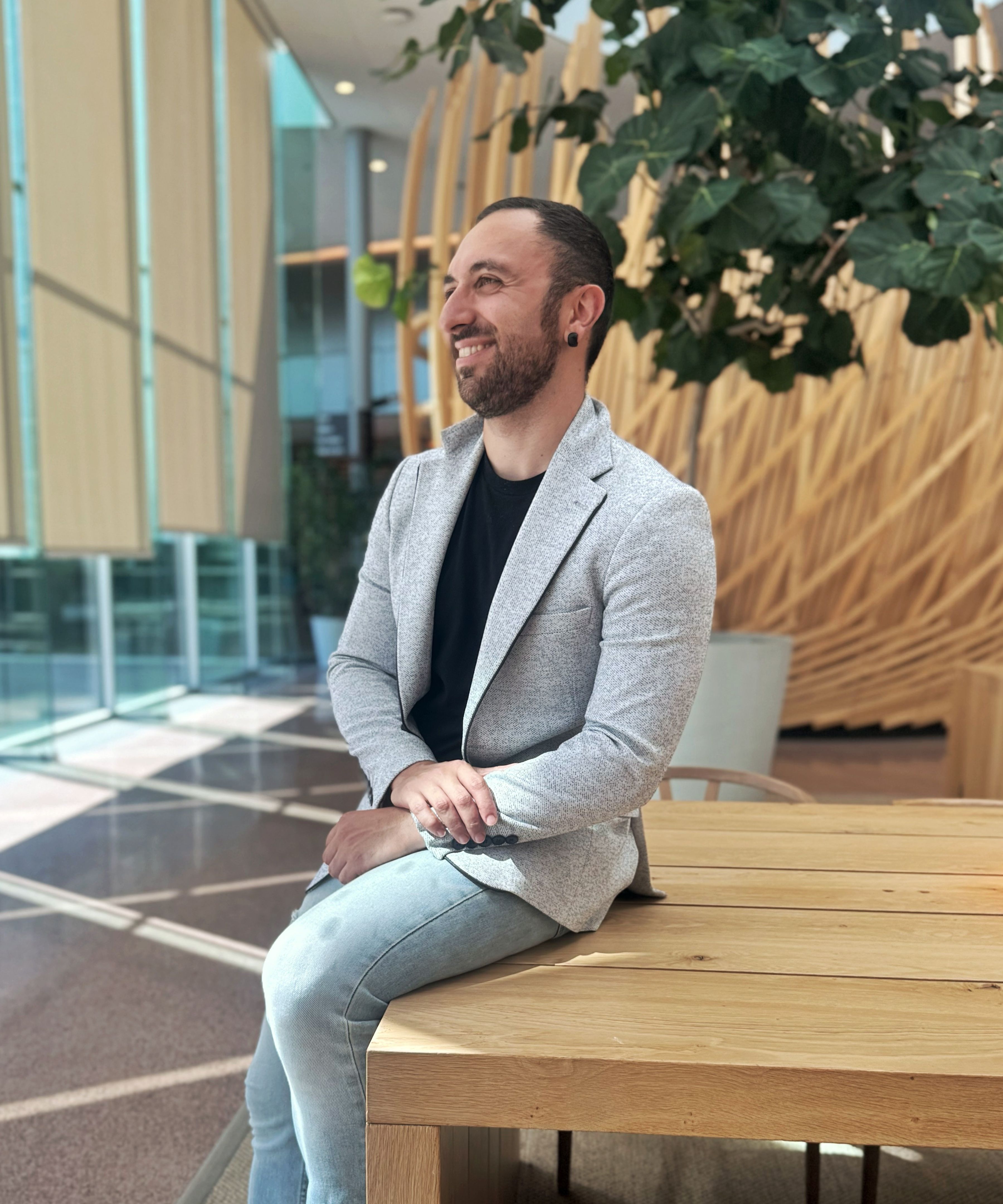 Damiano zit op een tafel in het Rabobank kantoor