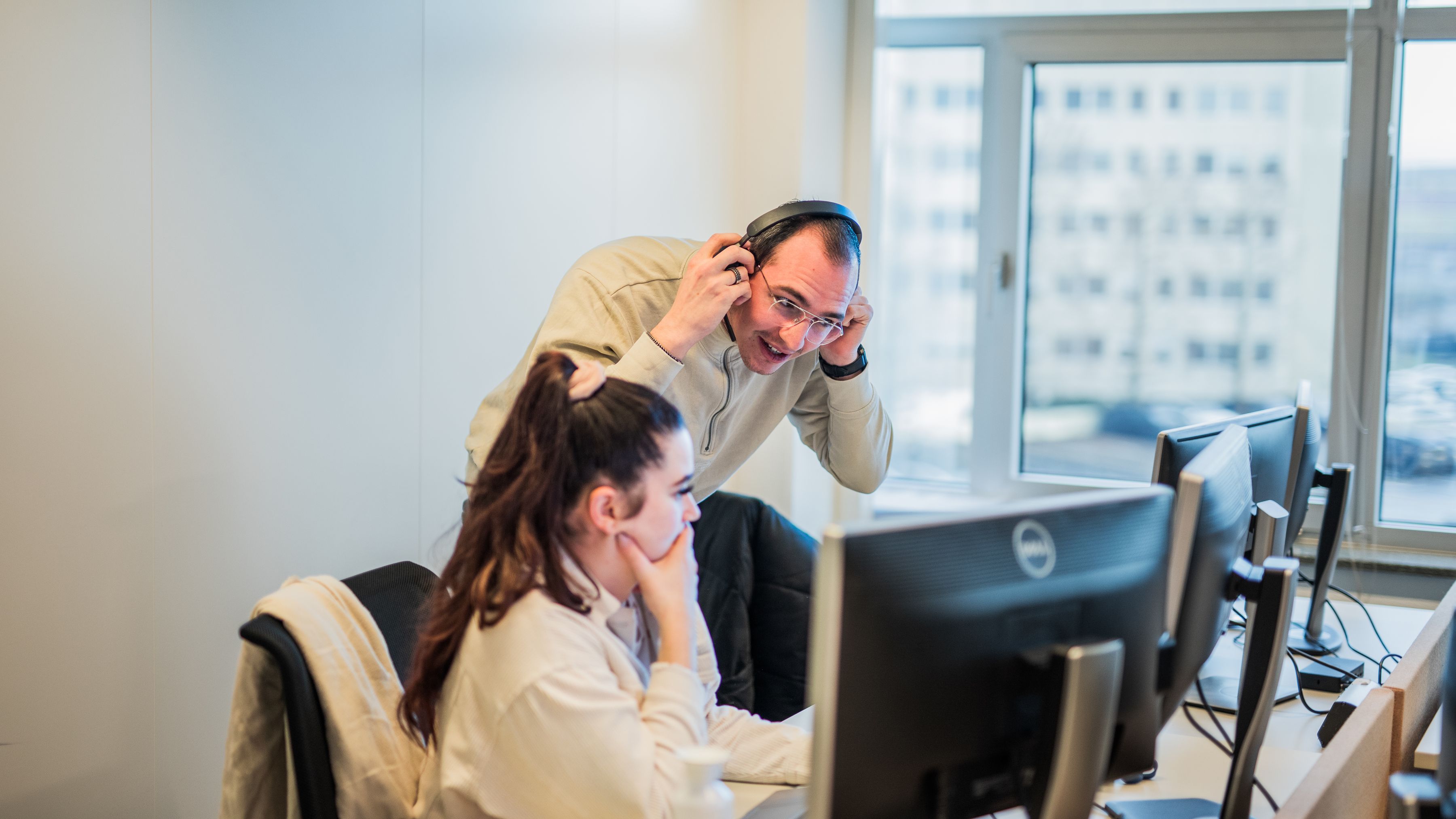 Twee collega's achter een computer