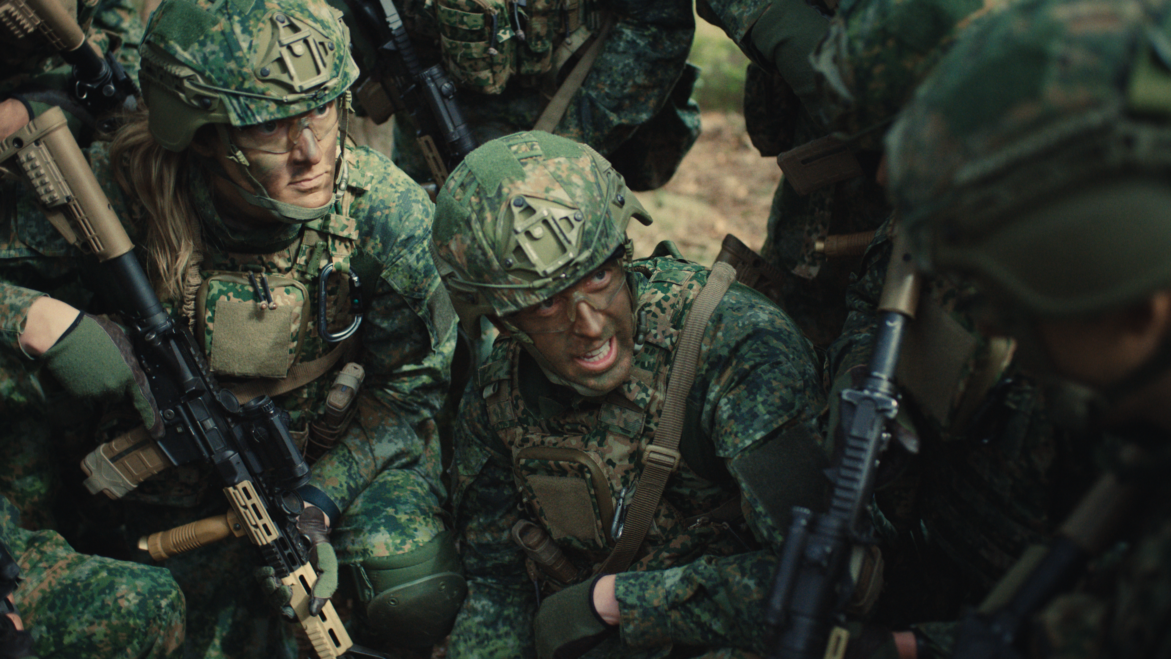 Karel in militair uniform op kantoor