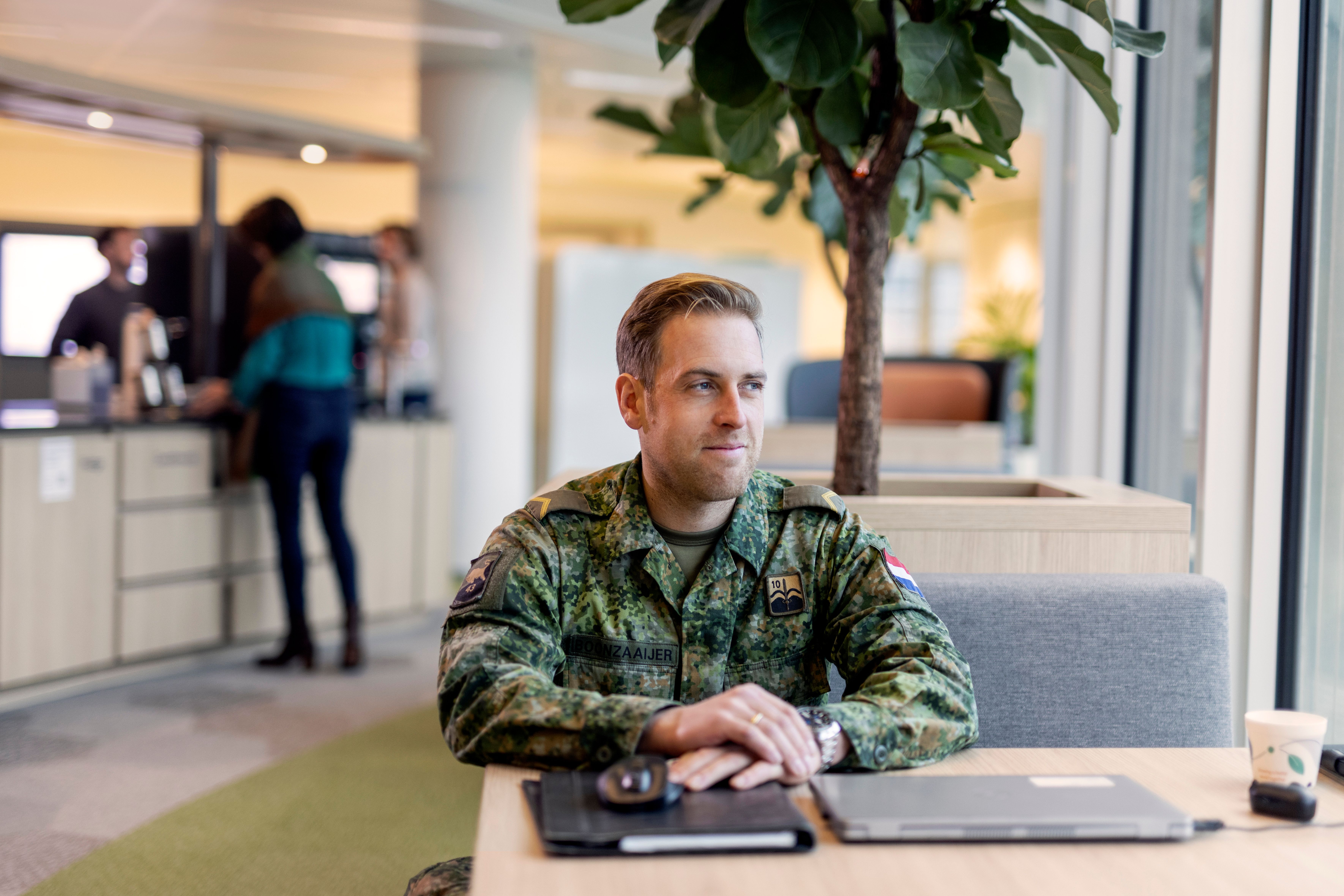 Karel in uniform op kantoor