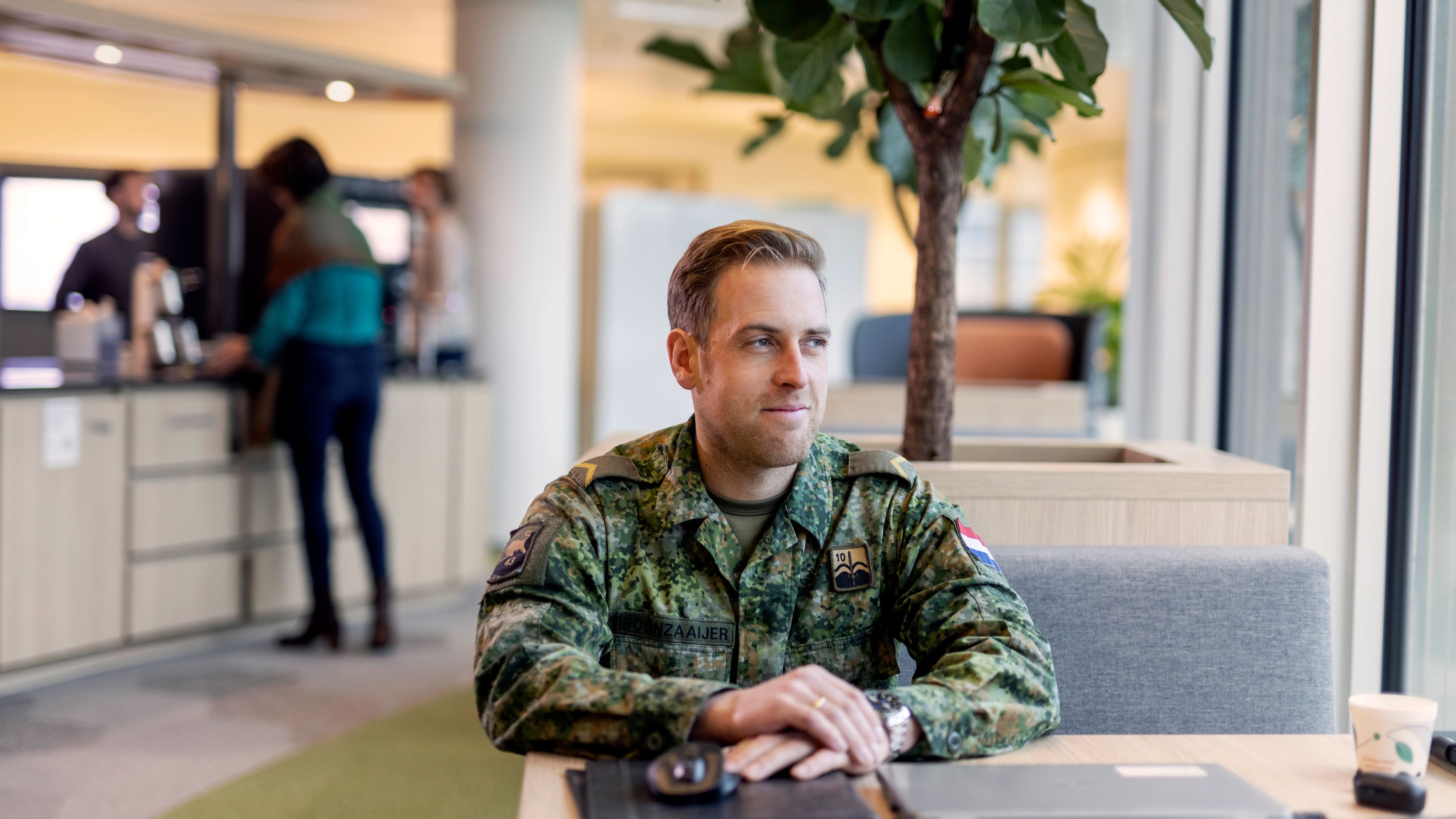 Karel in uniform op kantoor