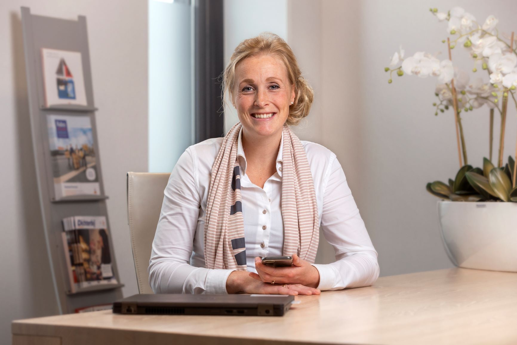 Wietske aan een bureau