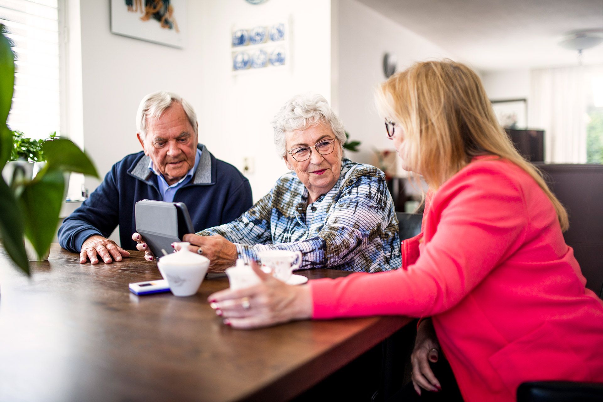Carlien aan tafel in gesprek met ouder echtpaar