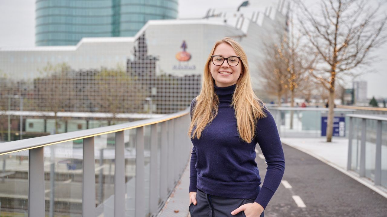 Paule buiten op fietspad voor kantoor Rabobank Croeselaan