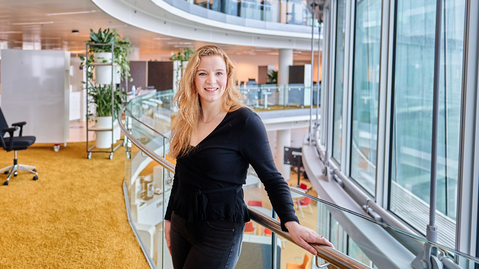 Frieke staat op afdeling kantoor