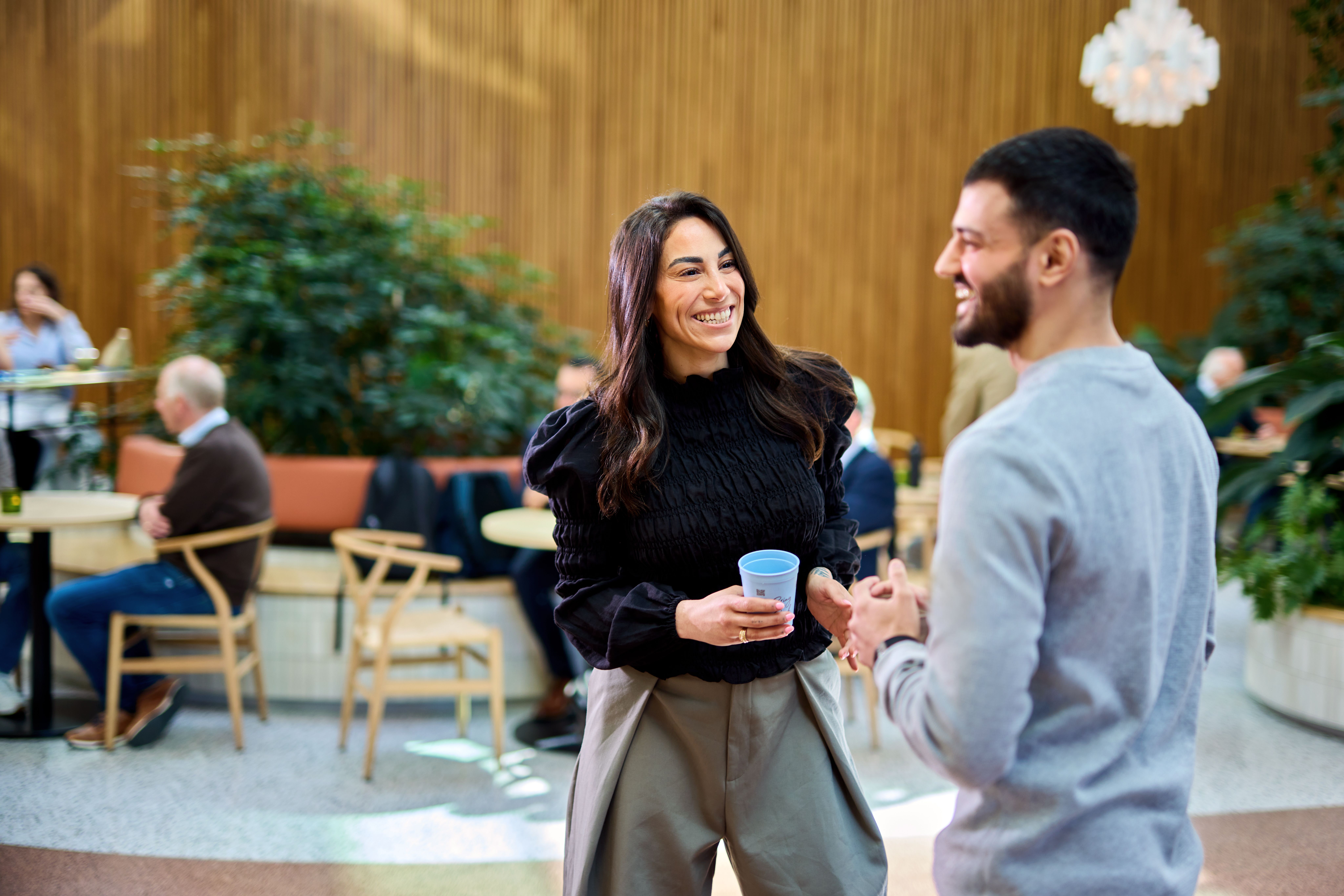 Elanor praat met collega