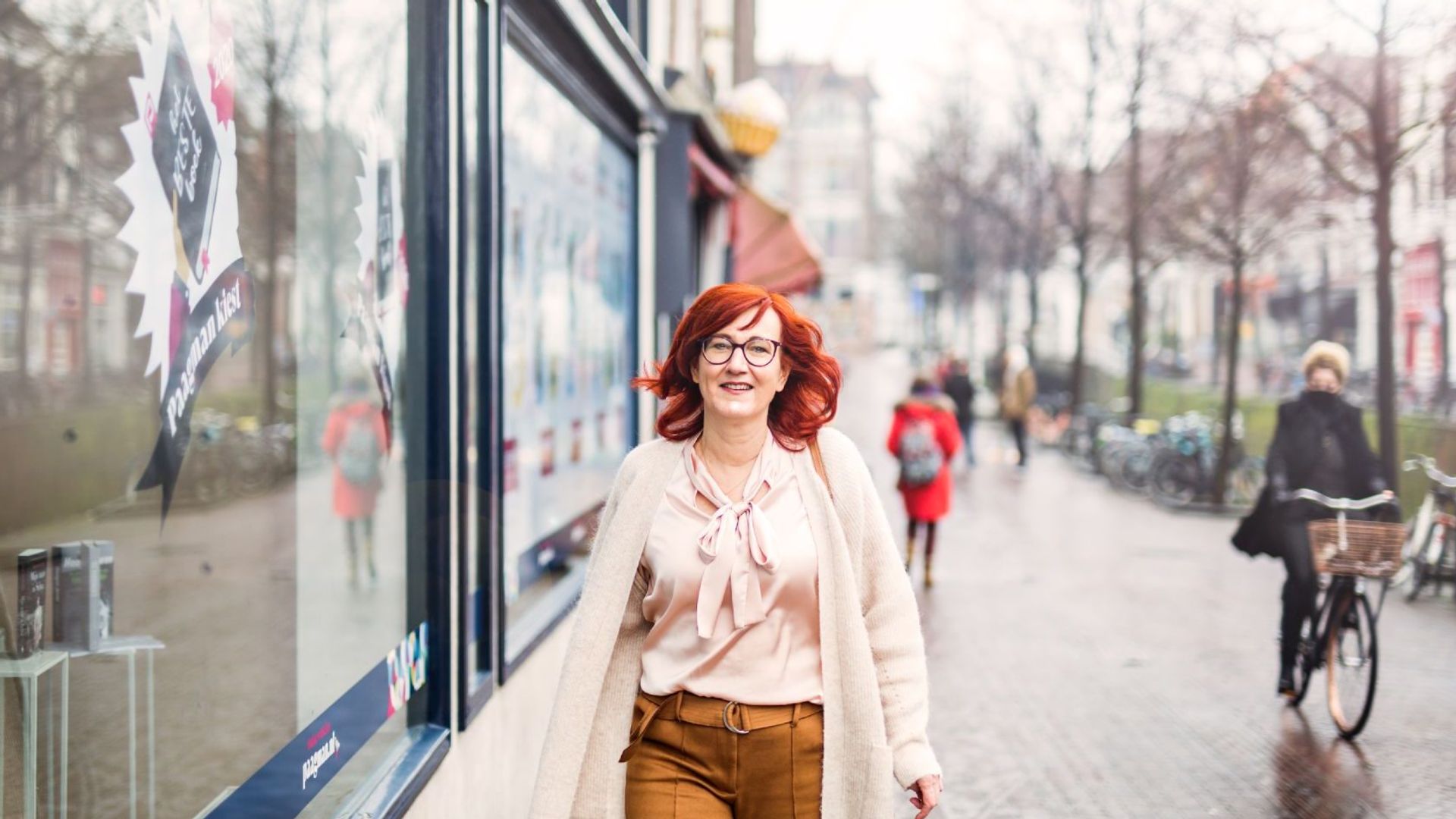 Vrouw loopt in winkelstraat