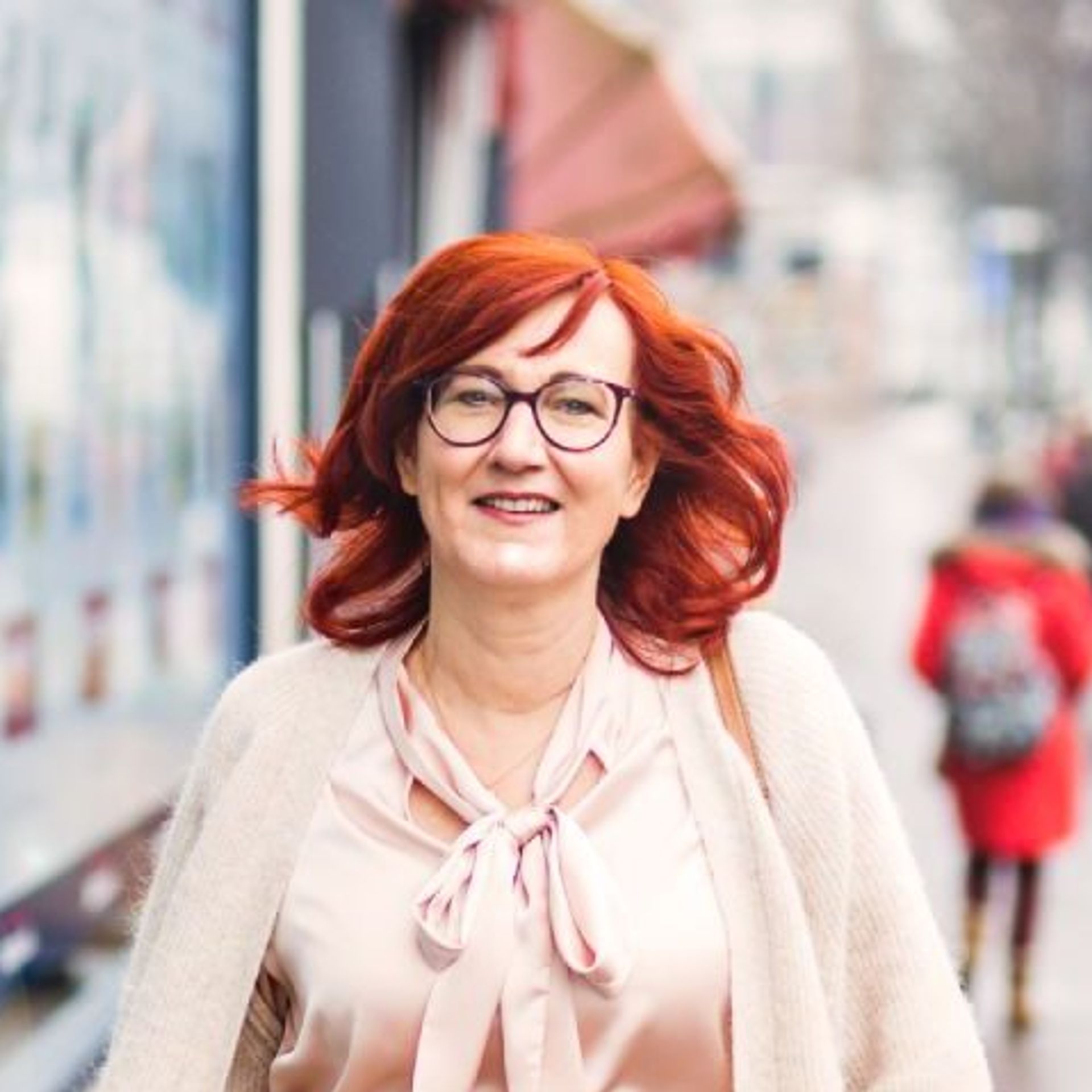 Vrouw loopt in winkelstraat