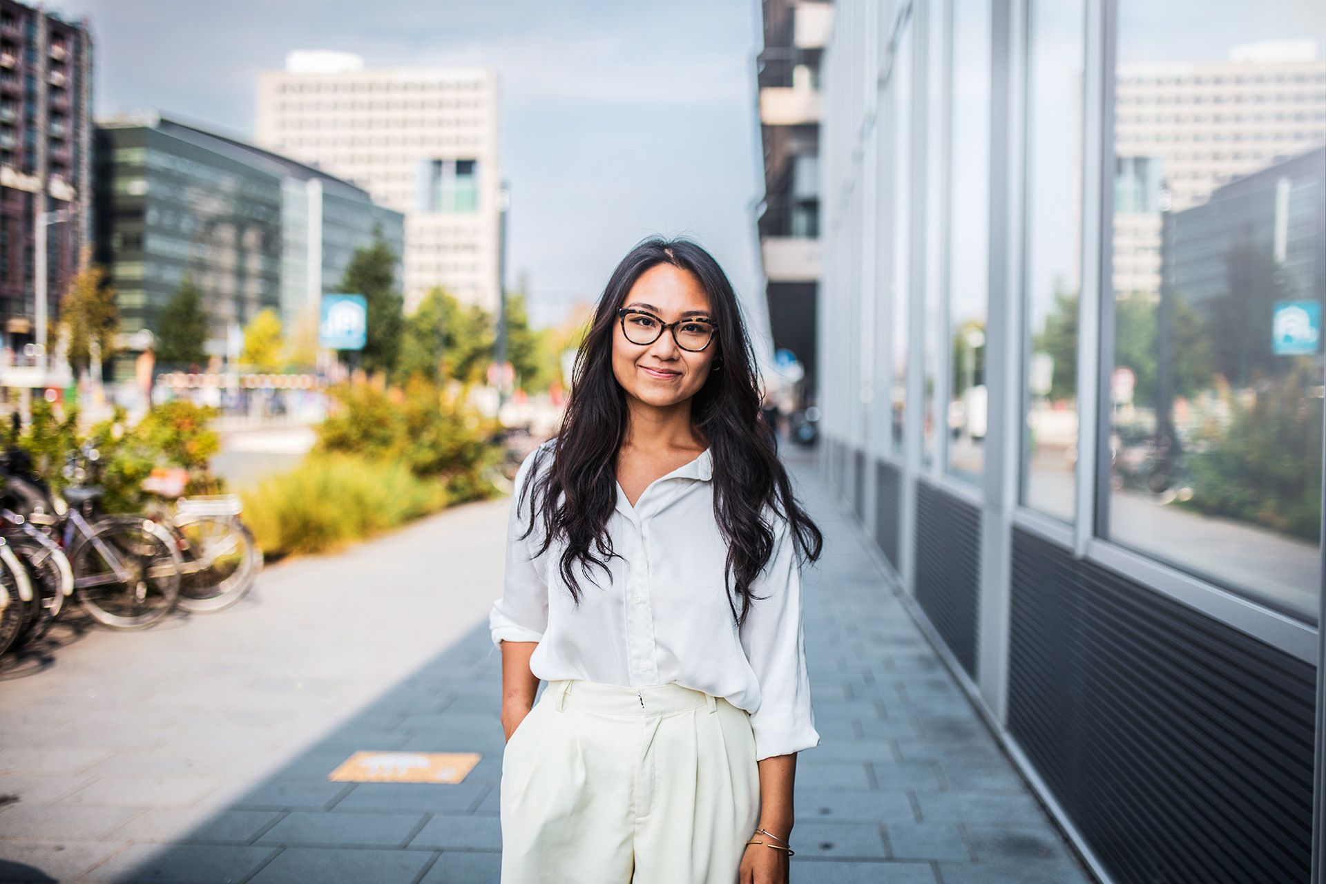 Vrouw lacht in camera