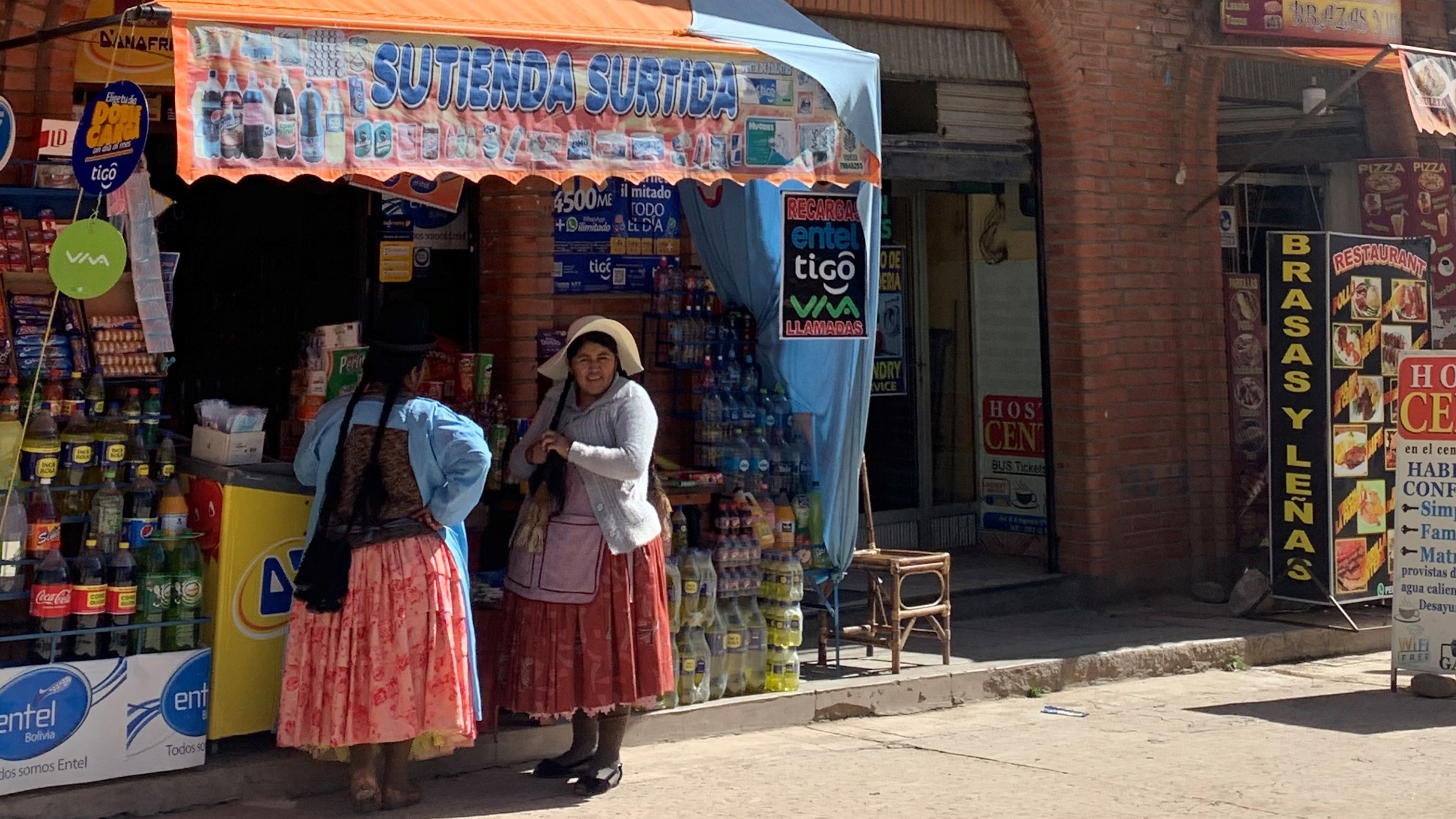 Twee vrouwen in Bolivia bij een winkeltje